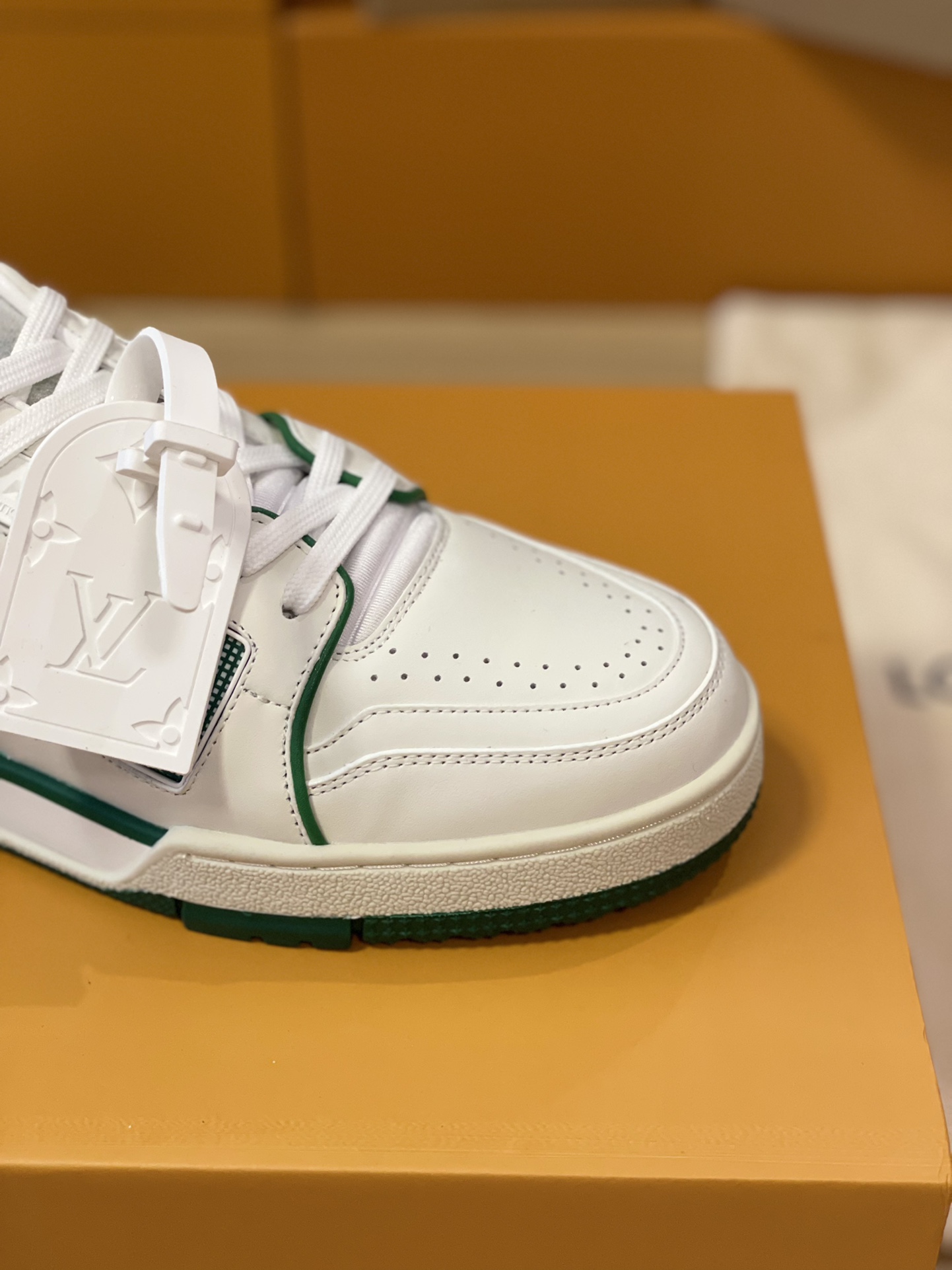 LV 精品仿製低筒運動鞋 白綠配色 經典撞色人氣款式｜歐美奢侈品精品推薦