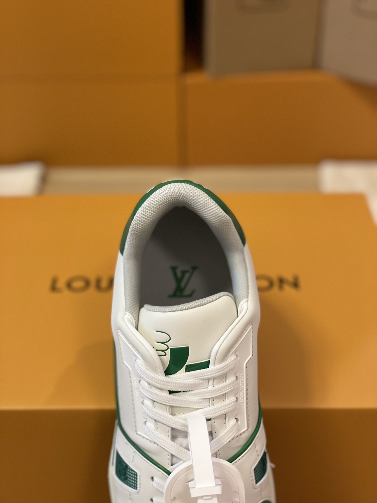LV 精品仿製低筒運動鞋 白綠配色 經典撞色人氣款式｜歐美奢侈品精品推薦