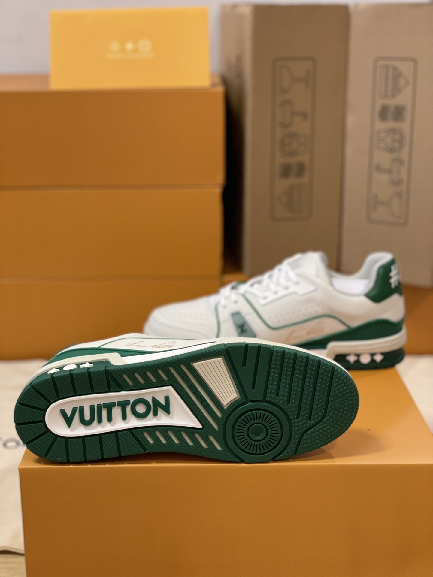 LV 精品仿製低筒運動鞋 白綠配色 經典撞色人氣款式｜歐美奢侈品精品推薦