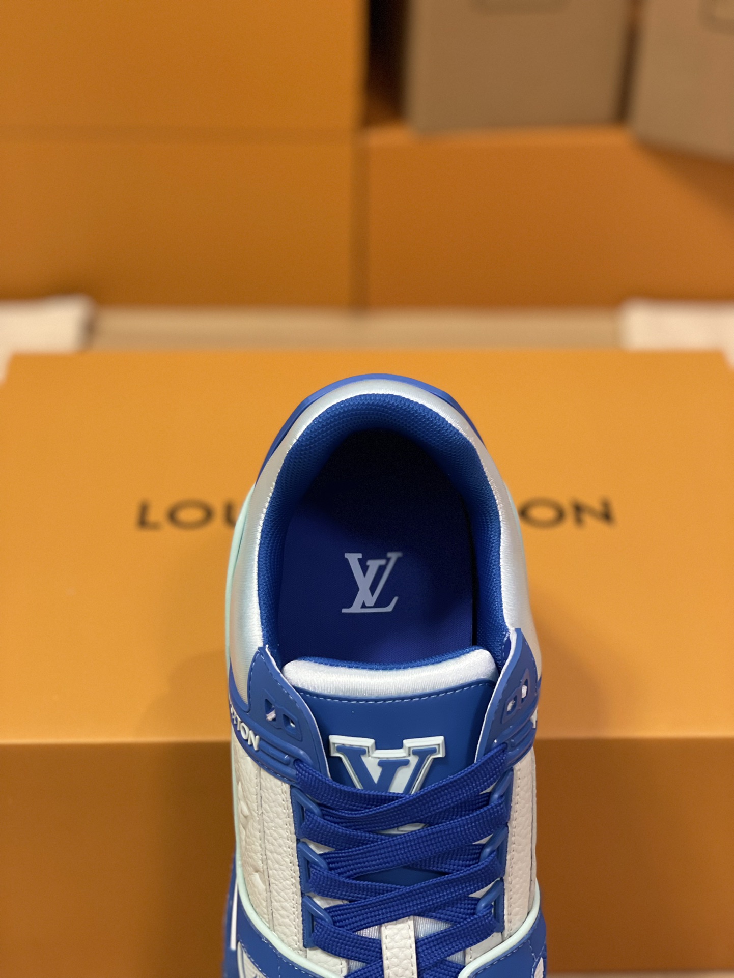 LV 高仿藍白撞色運動鞋 立體壓紋輕量設計潮流版｜歐美奢侈品精品推薦