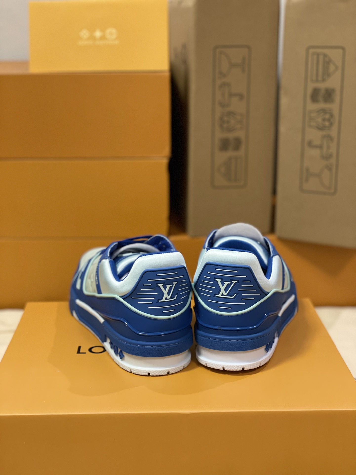 LV 高仿藍白撞色運動鞋 立體壓紋輕量設計潮流版｜歐美奢侈品精品推薦