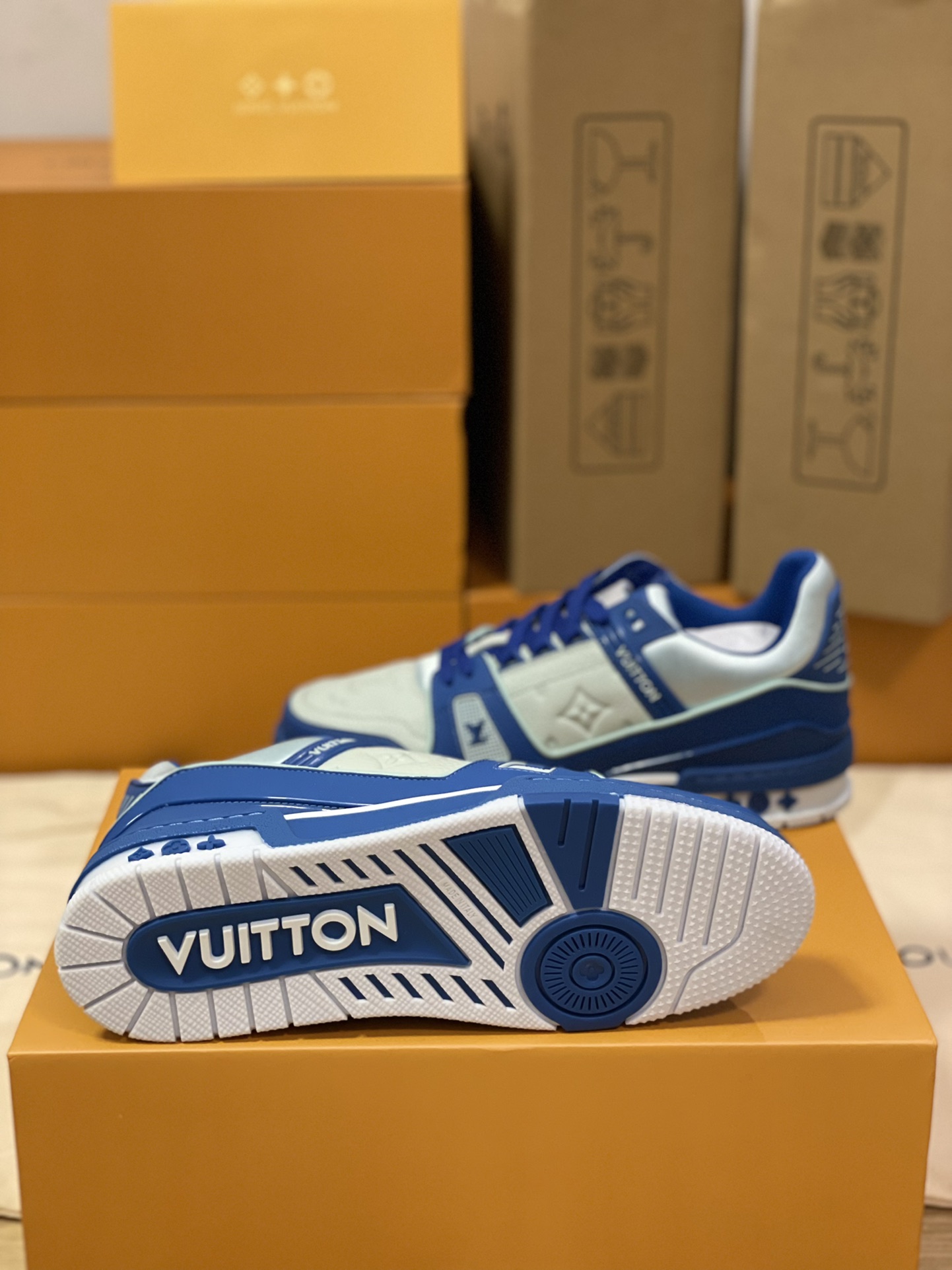 LV 高仿藍白撞色運動鞋 立體壓紋輕量設計潮流版｜歐美奢侈品精品推薦