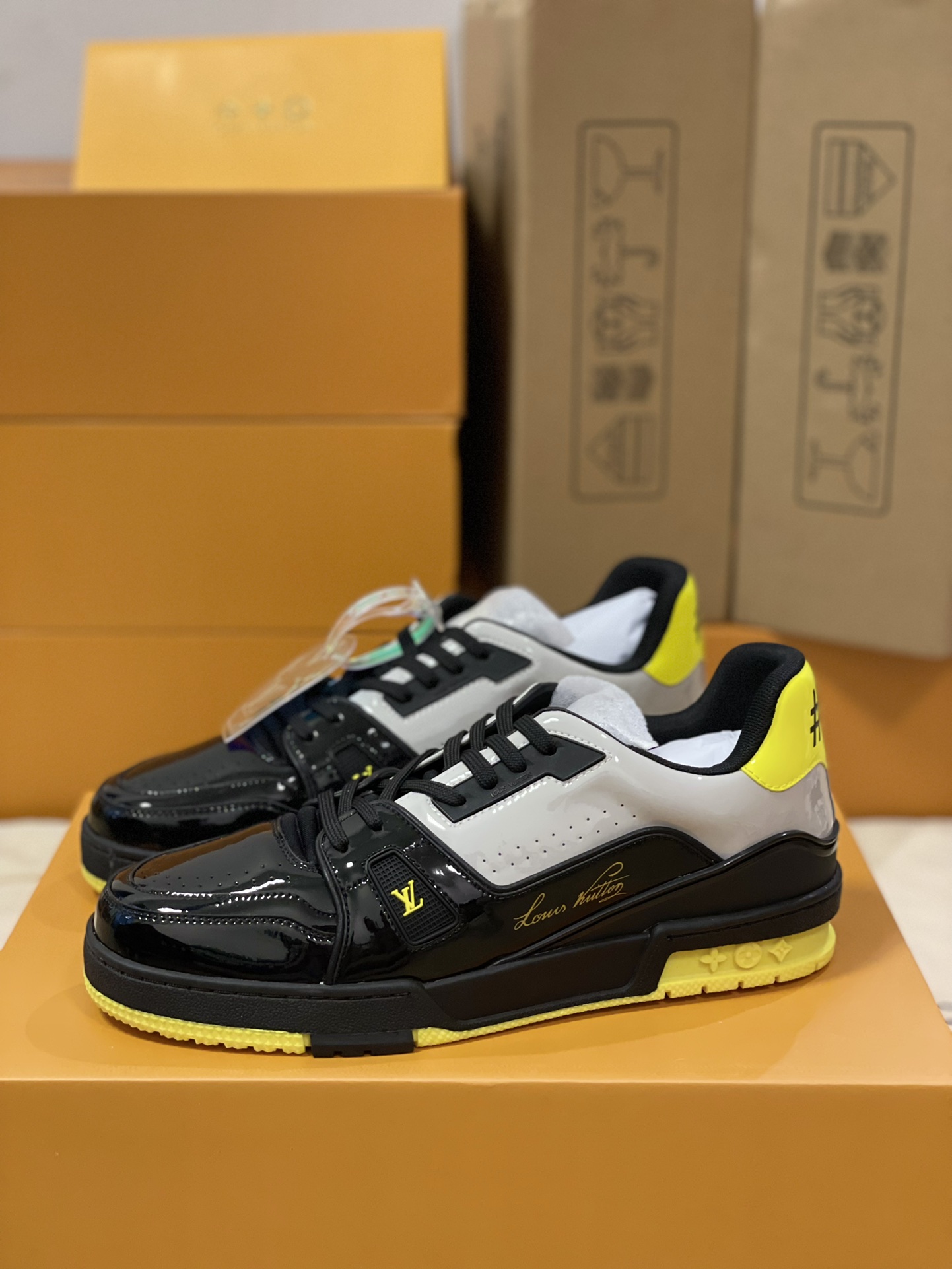 LV 一比一亮黑配黃運動鞋 對比配色個性街頭款｜歐美奢侈品精品推薦