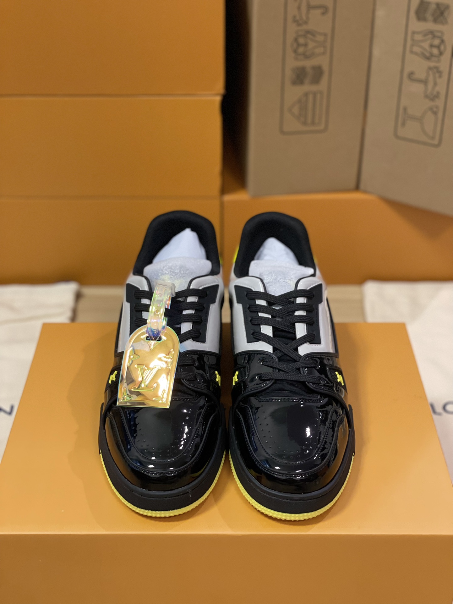 LV 一比一亮黑配黃運動鞋 對比配色個性街頭款｜歐美奢侈品精品推薦