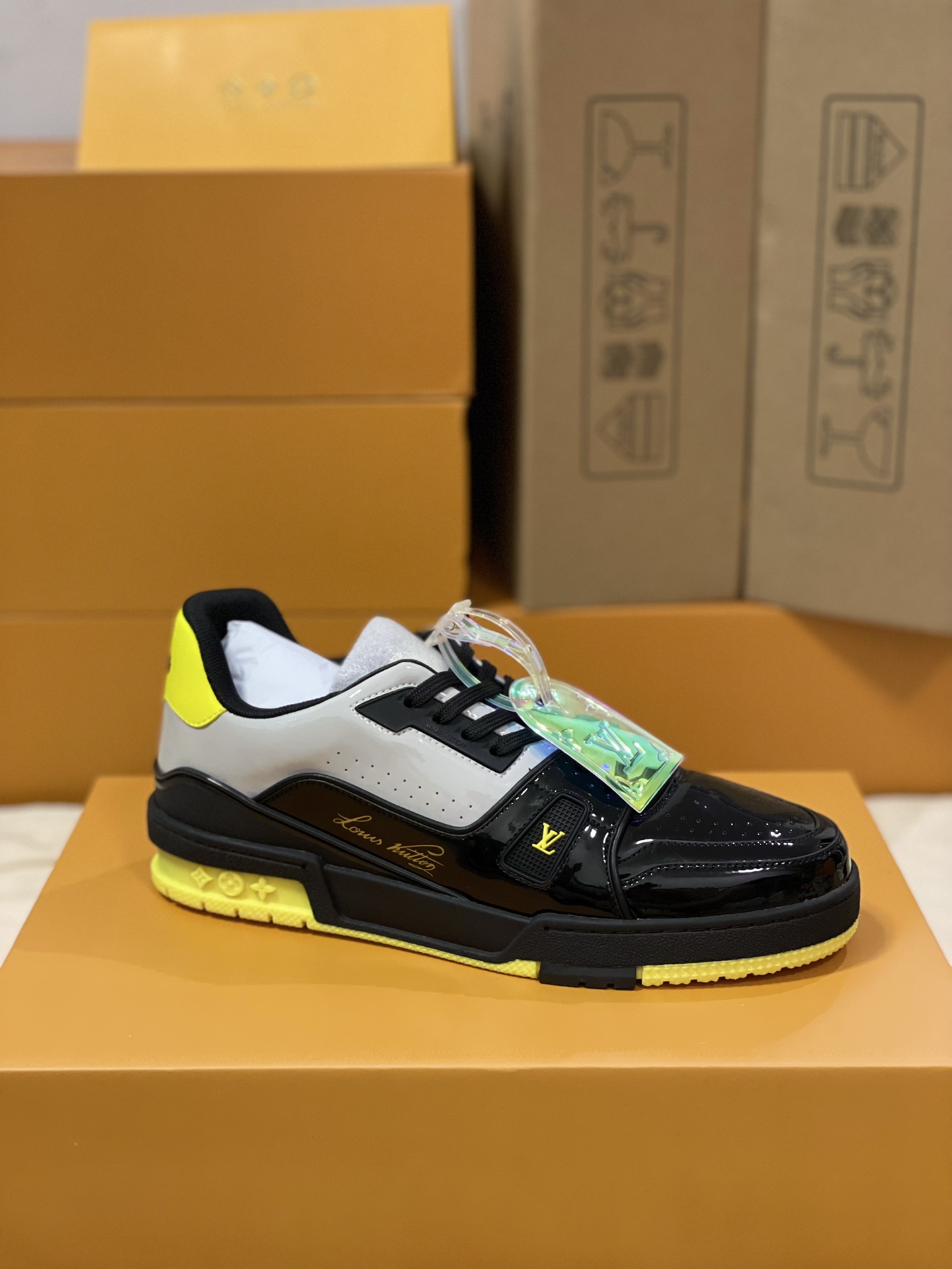 LV 一比一亮黑配黃運動鞋 對比配色個性街頭款｜歐美奢侈品精品推薦