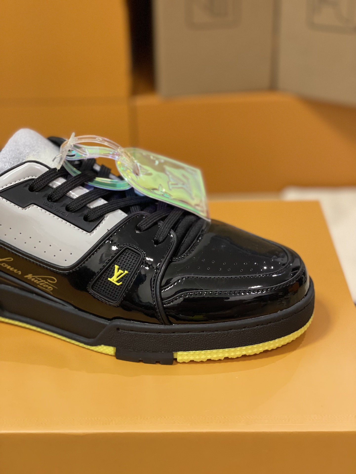 LV 一比一亮黑配黃運動鞋 對比配色個性街頭款｜歐美奢侈品精品推薦