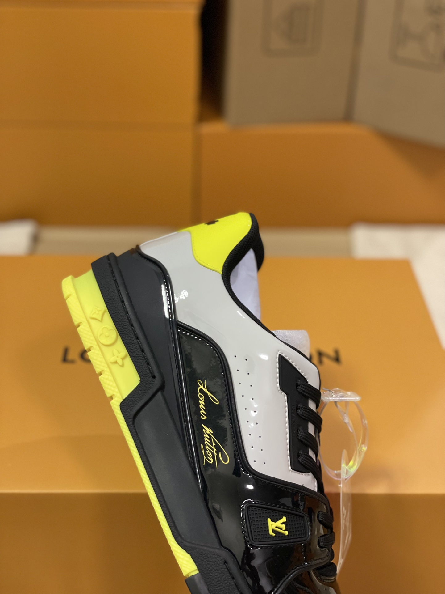 LV 一比一亮黑配黃運動鞋 對比配色個性街頭款｜歐美奢侈品精品推薦