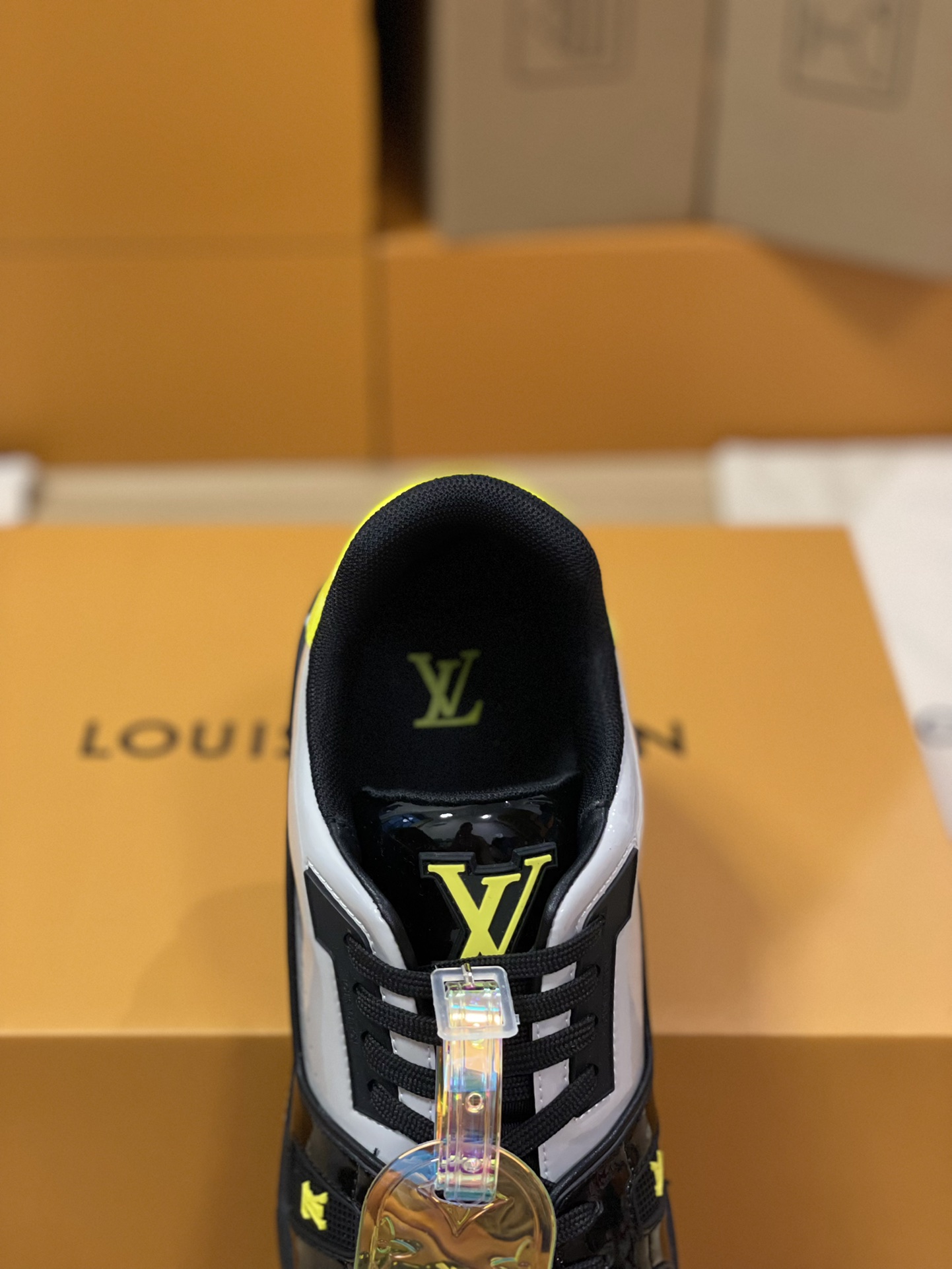 LV 一比一亮黑配黃運動鞋 對比配色個性街頭款｜歐美奢侈品精品推薦