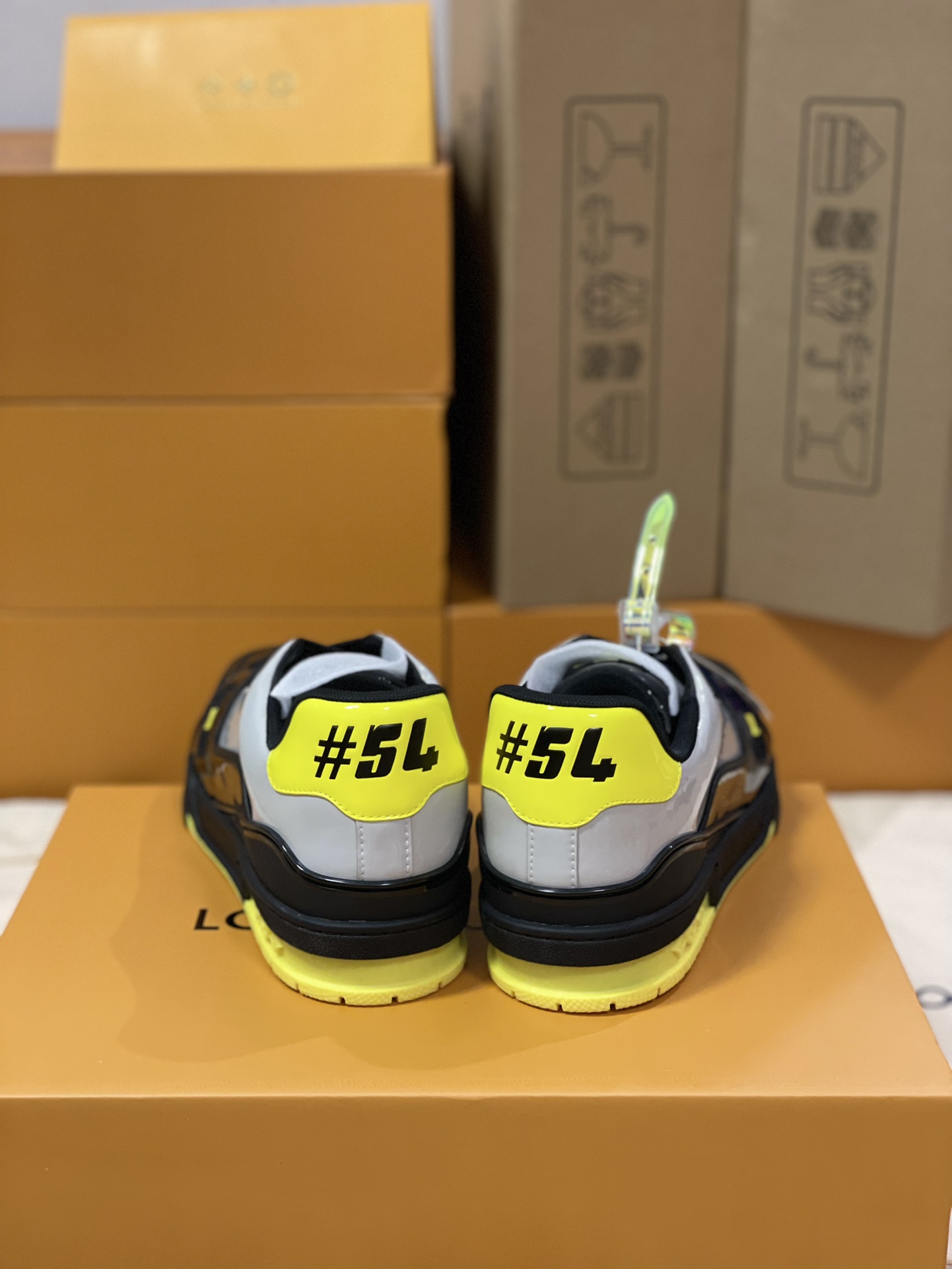 LV 一比一亮黑配黃運動鞋 對比配色個性街頭款｜歐美奢侈品精品推薦
