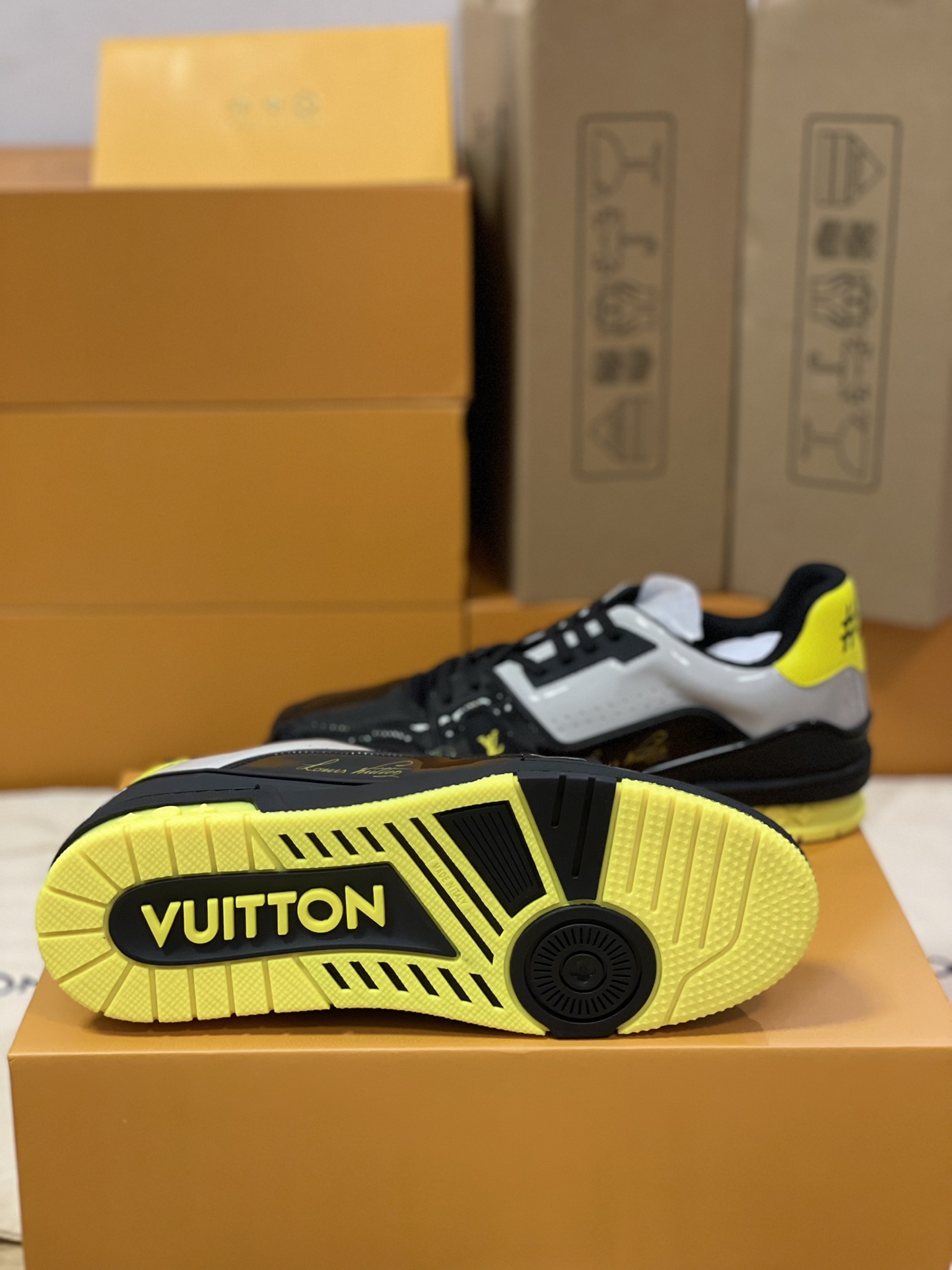 LV 一比一亮黑配黃運動鞋 對比配色個性街頭款｜歐美奢侈品精品推薦