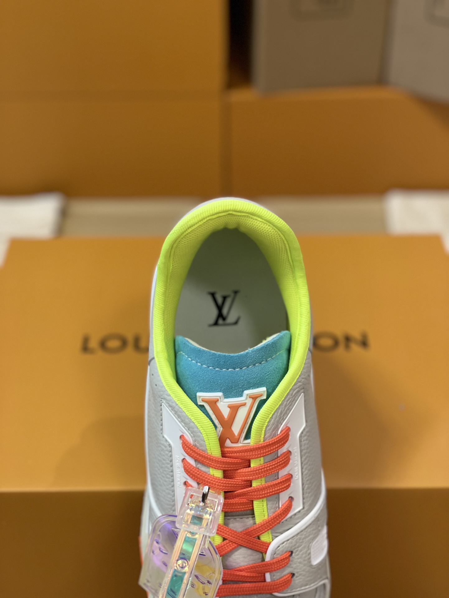 LV 原單灰白撞色運動鞋 荧光綠橘細節街頭新款｜歐美奢侈品精品推薦