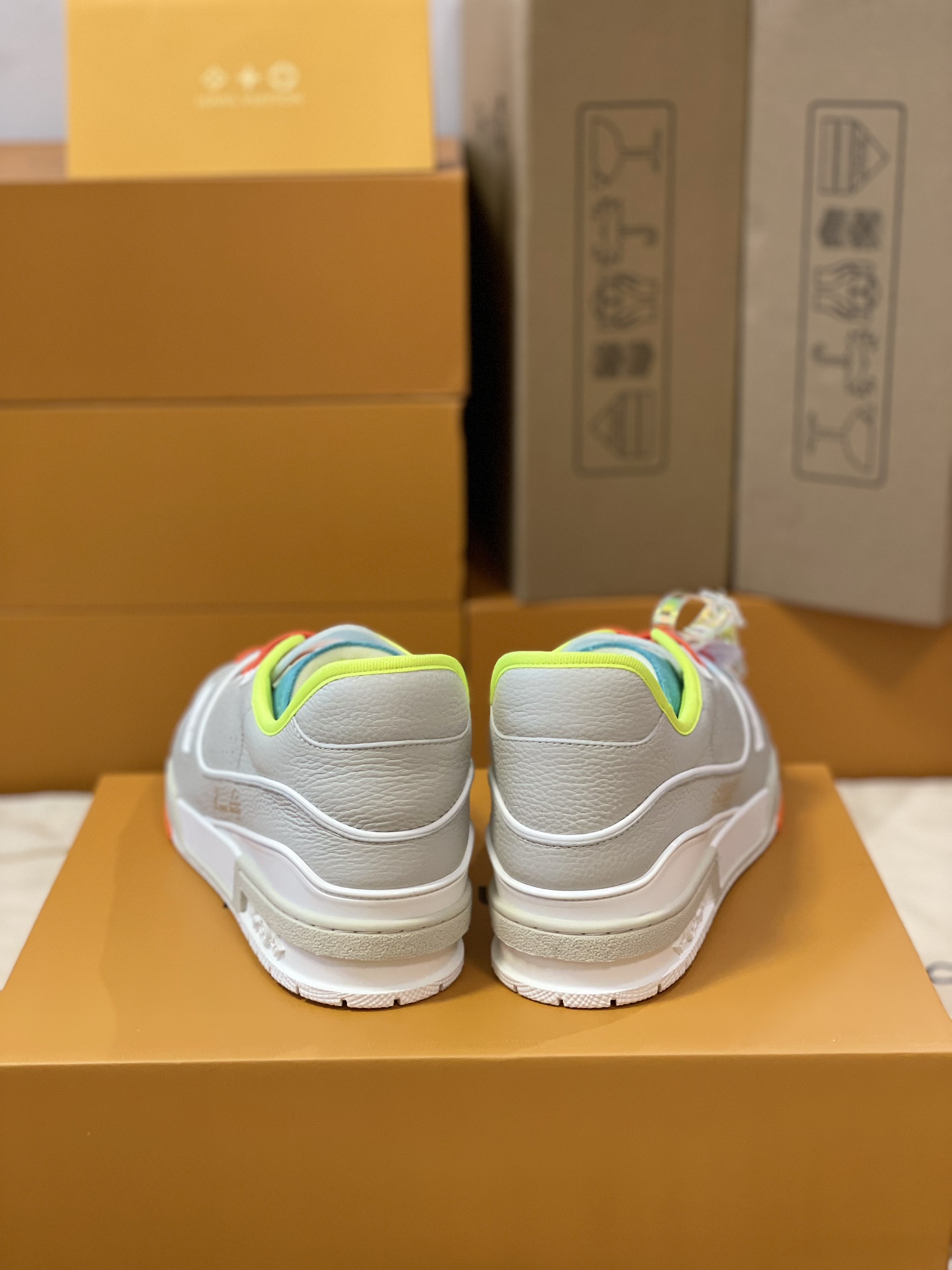 LV 原單灰白撞色運動鞋 荧光綠橘細節街頭新款｜歐美奢侈品精品推薦