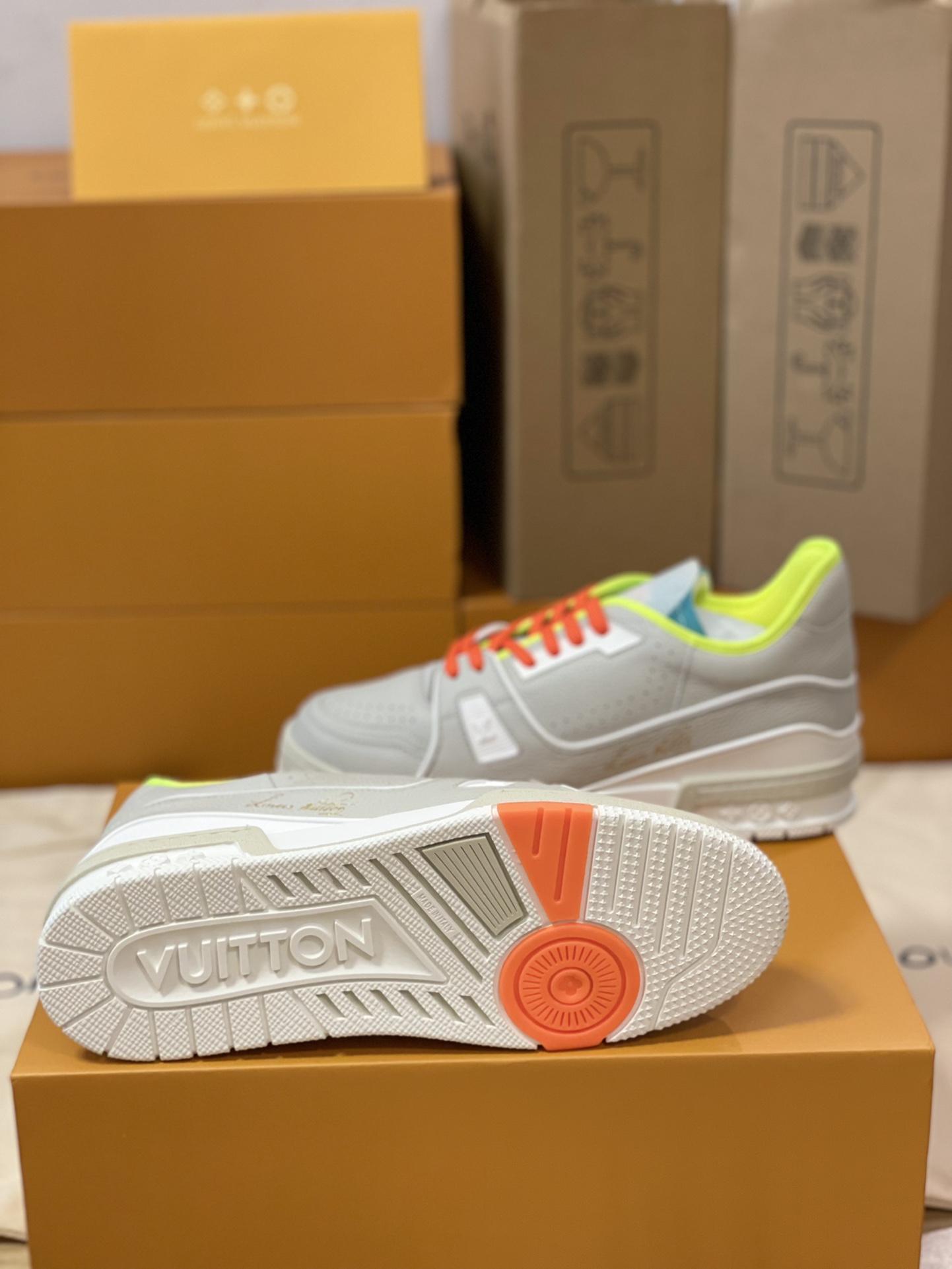 LV 原單灰白撞色運動鞋 荧光綠橘細節街頭新款｜歐美奢侈品精品推薦