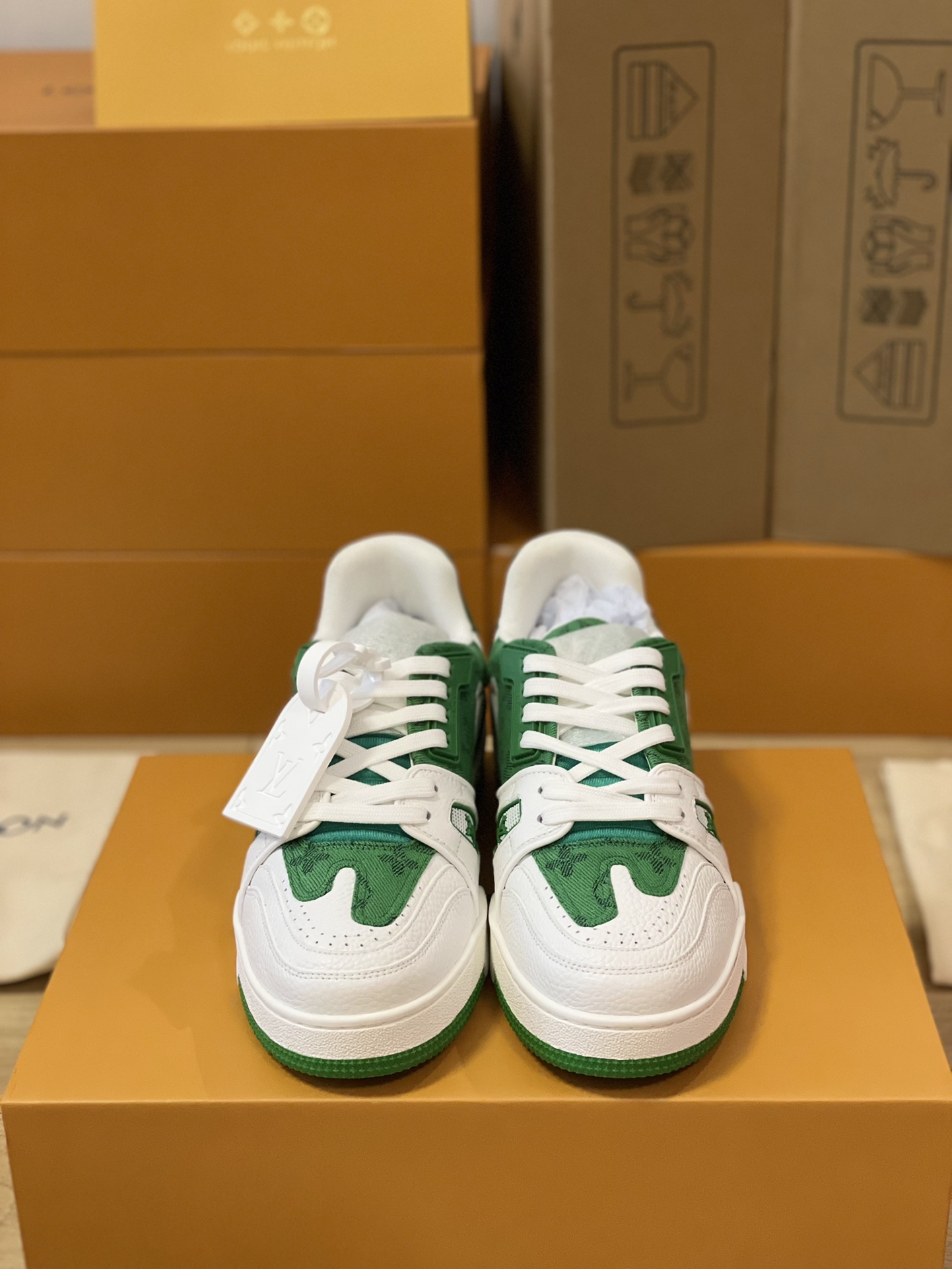 LV A貨綠白配色運動鞋 Monogram壓紋透氣皮革款｜歐美奢侈品精品推薦