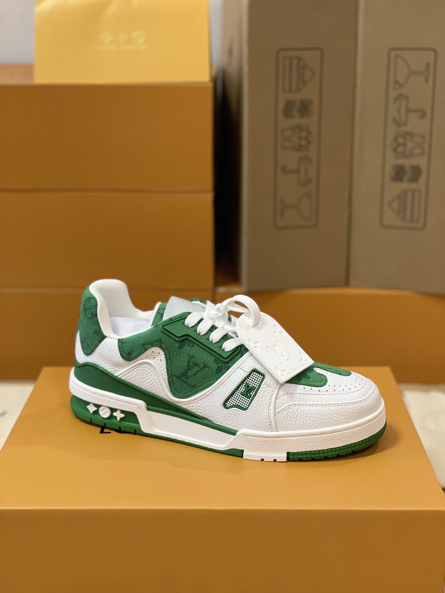 LV A貨綠白配色運動鞋 Monogram壓紋透氣皮革款｜歐美奢侈品精品推薦