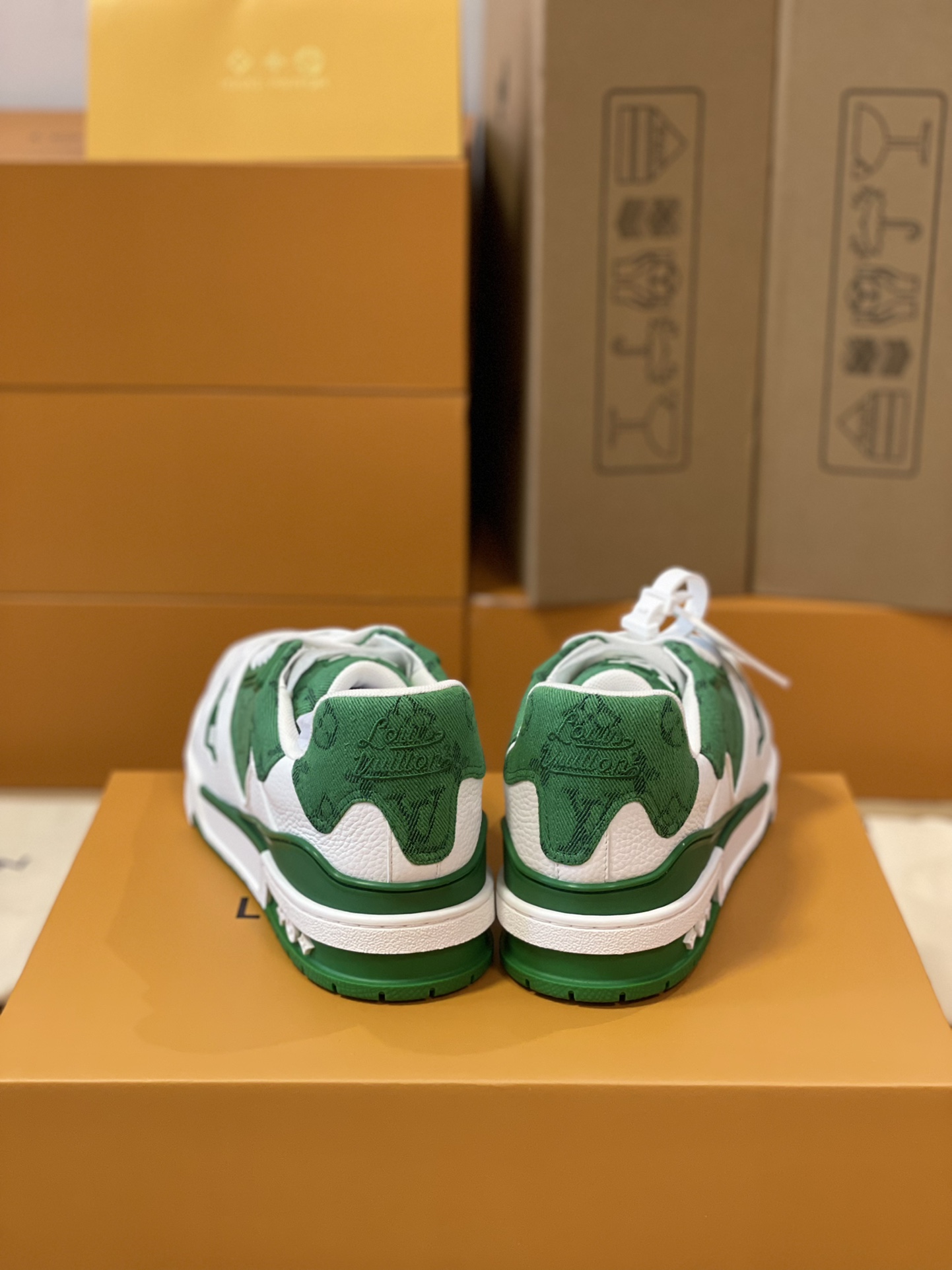 LV A貨綠白配色運動鞋 Monogram壓紋透氣皮革款｜歐美奢侈品精品推薦
