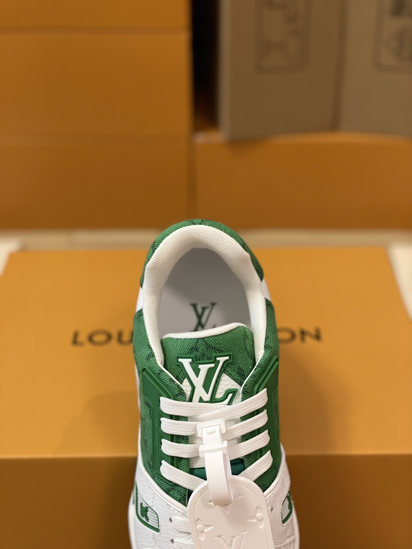 LV A貨綠白配色運動鞋 Monogram壓紋透氣皮革款｜歐美奢侈品精品推薦