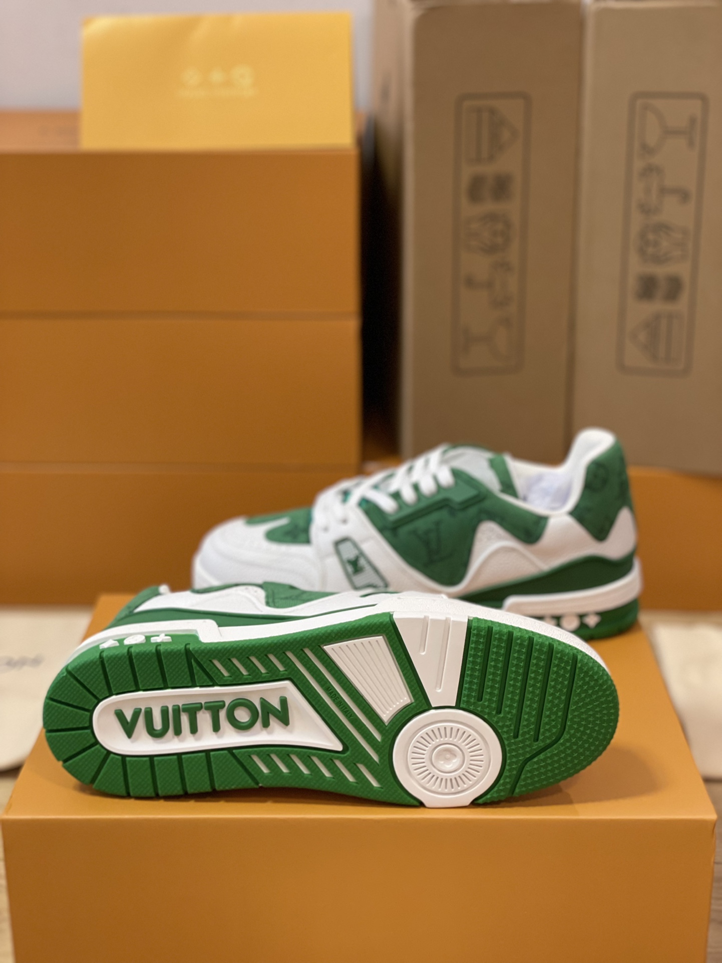 LV A貨綠白配色運動鞋 Monogram壓紋透氣皮革款｜歐美奢侈品精品推薦