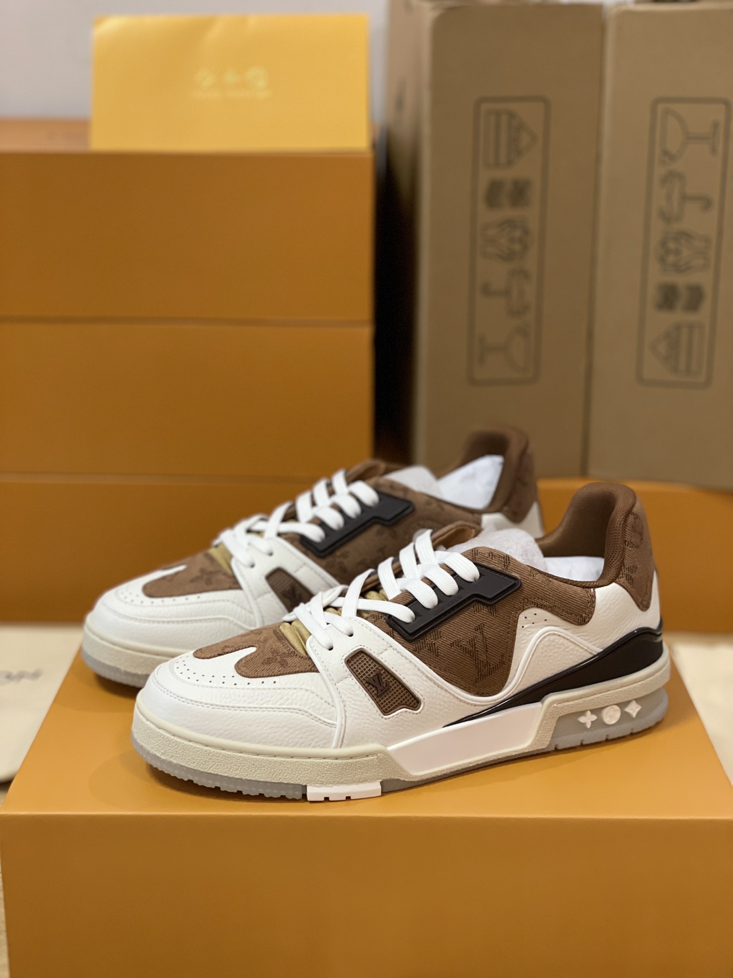 LV 精品仿製復古棕拼色運動鞋 經典Logo愛心吊飾款｜歐美奢侈品精品推薦