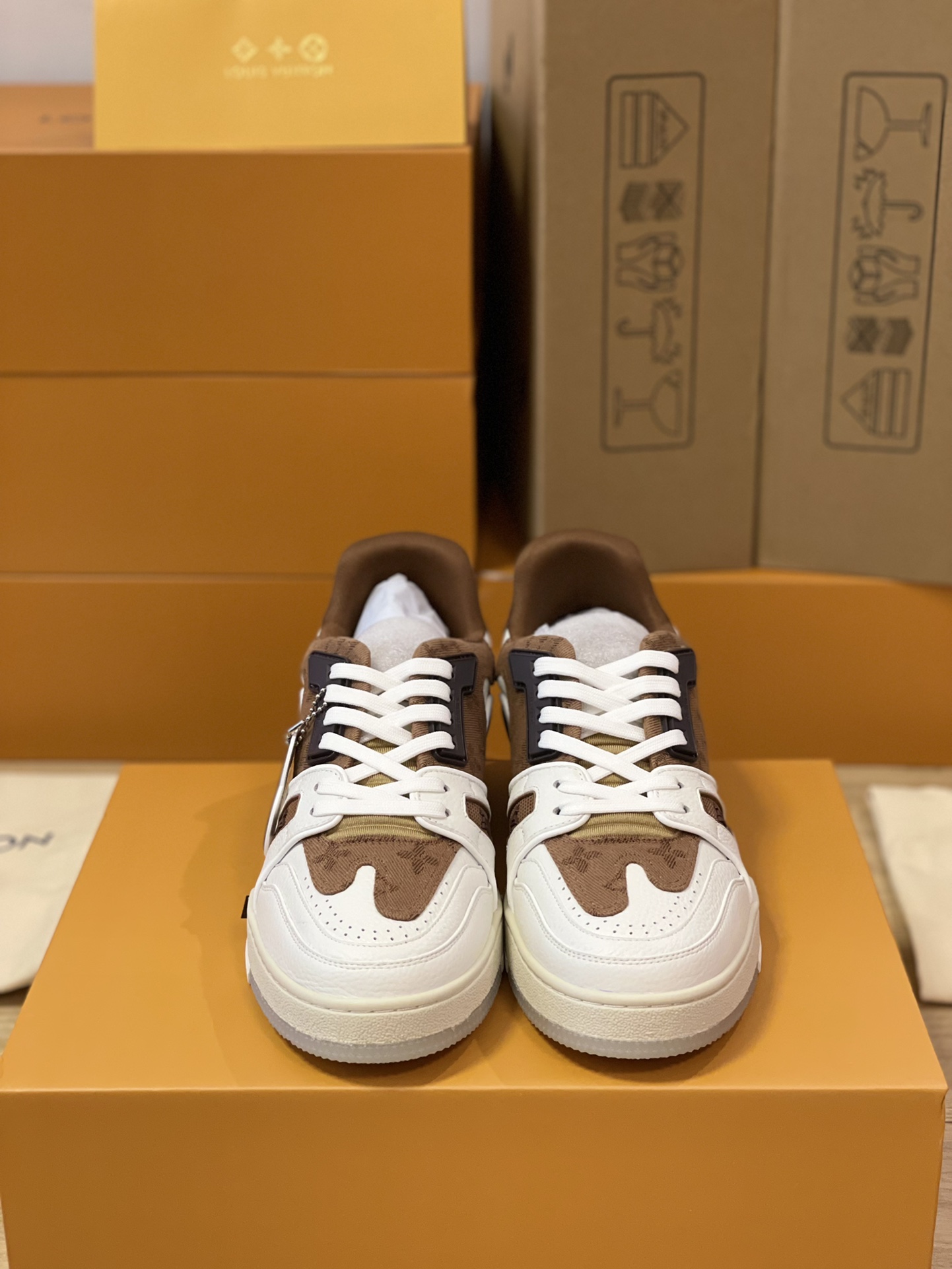 LV 精品仿製復古棕拼色運動鞋 經典Logo愛心吊飾款｜歐美奢侈品精品推薦