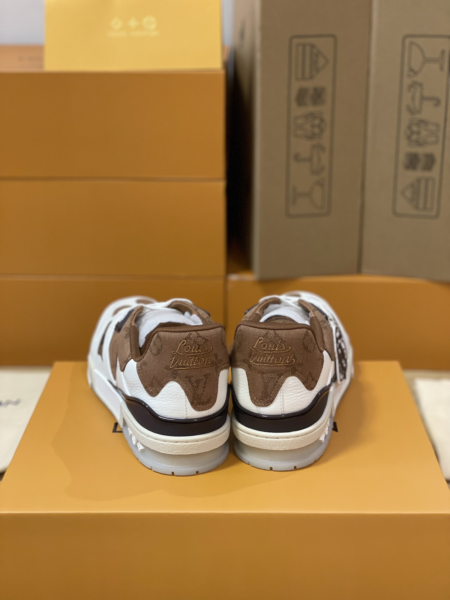 LV 精品仿製復古棕拼色運動鞋 經典Logo愛心吊飾款｜歐美奢侈品精品推薦