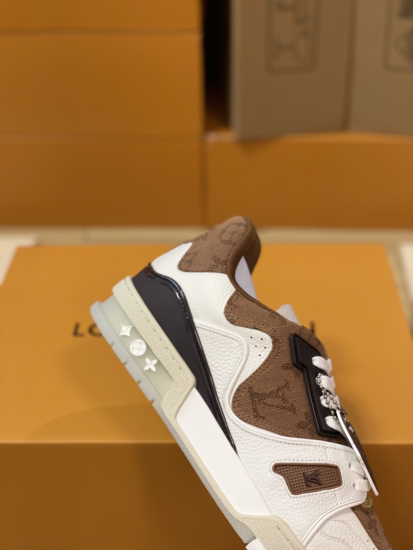 LV 精品仿製復古棕拼色運動鞋 經典Logo愛心吊飾款｜歐美奢侈品精品推薦
