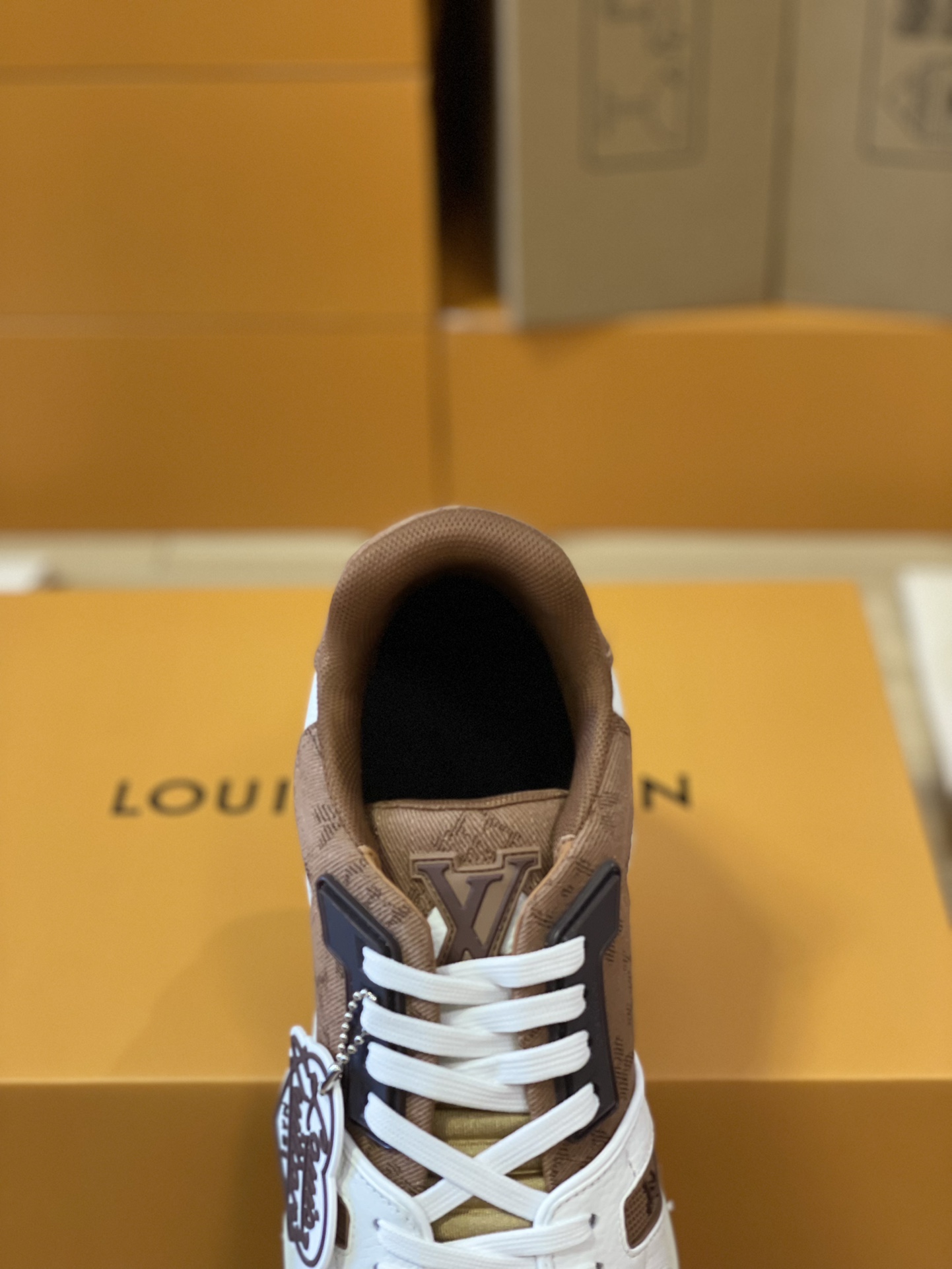LV 精品仿製復古棕拼色運動鞋 經典Logo愛心吊飾款｜歐美奢侈品精品推薦