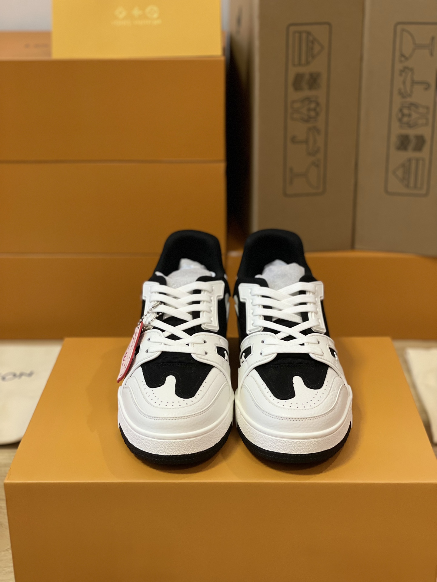 LV 一比一黑白撞色低筒運動鞋 經典愛心吊飾潮感設計｜歐美奢侈品精品推薦