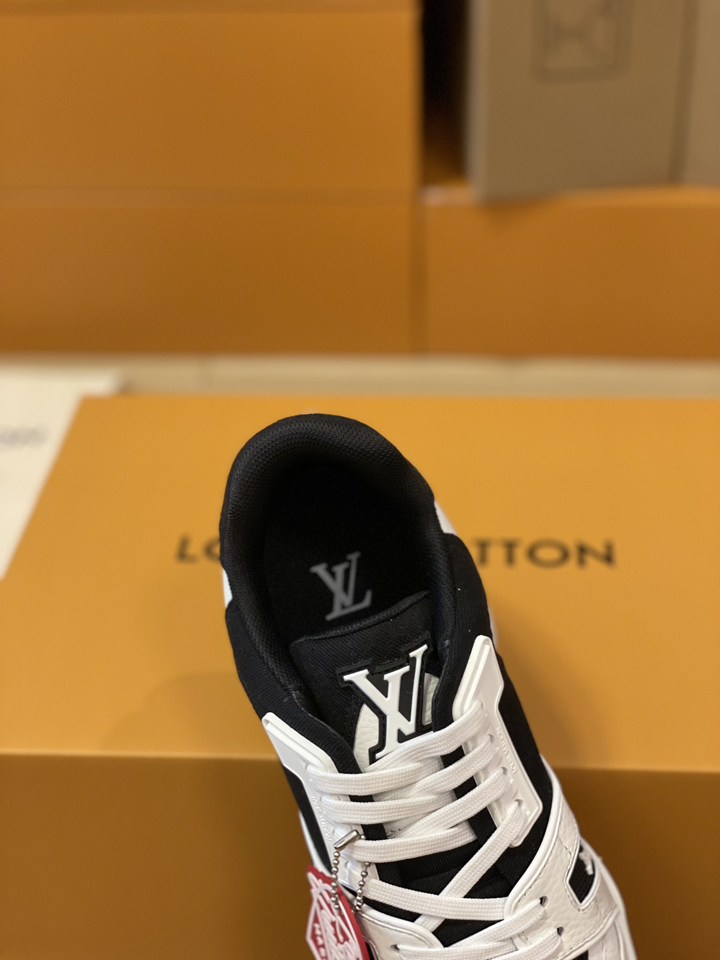 LV 一比一黑白撞色低筒運動鞋 經典愛心吊飾潮感設計｜歐美奢侈品精品推薦