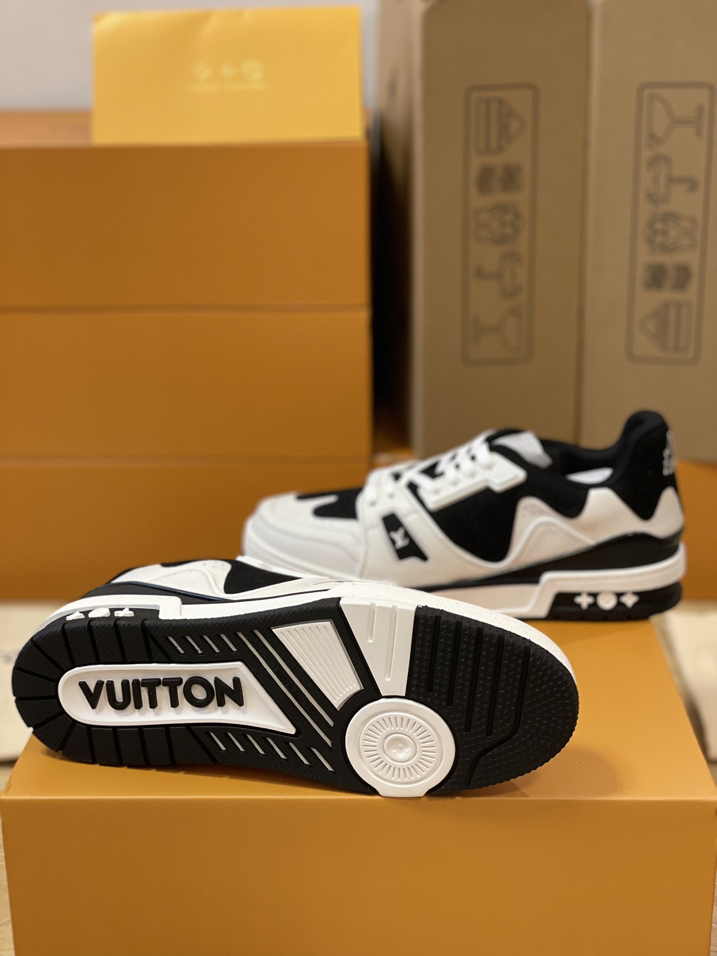 LV 一比一黑白撞色低筒運動鞋 經典愛心吊飾潮感設計｜歐美奢侈品精品推薦