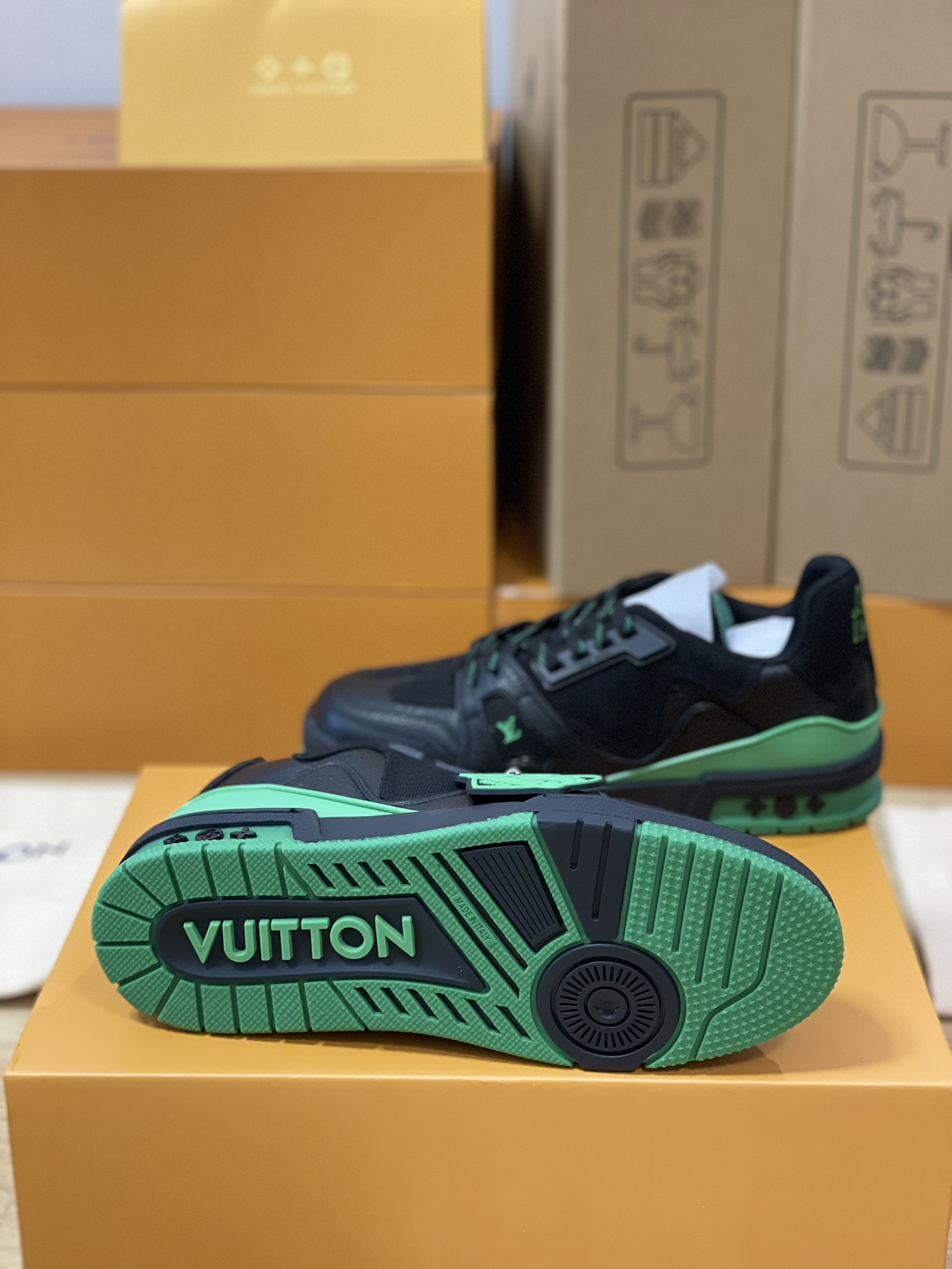 LV 原單黑綠撞色低筒運動鞋 鞋底標誌壓紋設計｜歐美奢侈品精品推薦