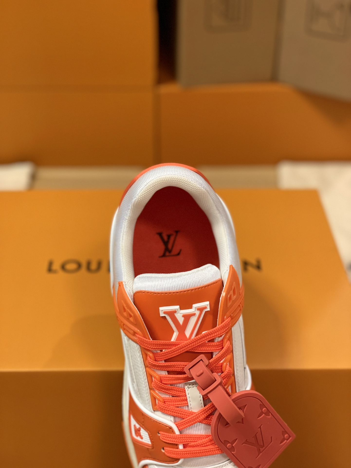 LV 一比一橘紅運動鞋 街頭亮眼配色 百搭潮流定番款｜歐美奢侈品精品推薦