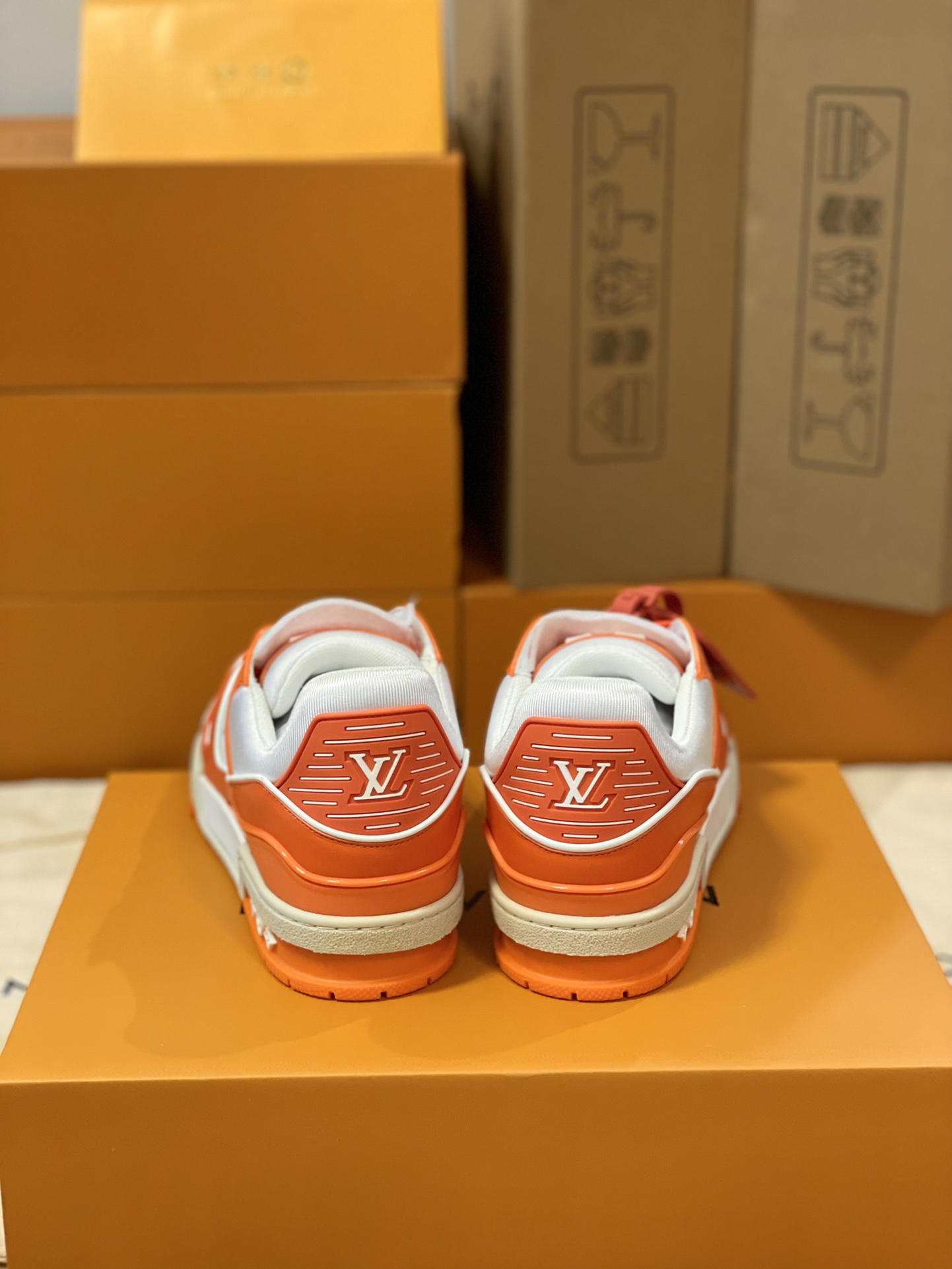 LV 一比一橘紅運動鞋 街頭亮眼配色 百搭潮流定番款｜歐美奢侈品精品推薦