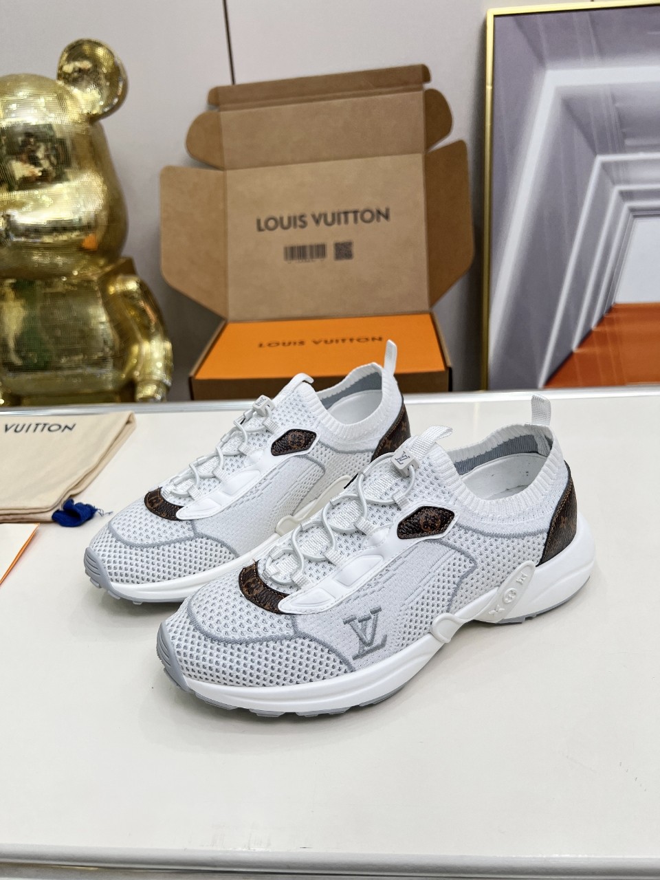 LV 高仿白色運動鞋 經典老花點綴 百搭舒適款｜歐美奢侈品精品推薦