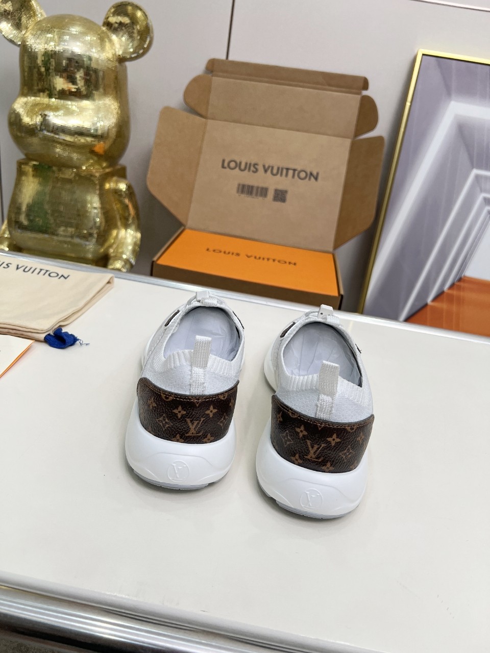 LV 高仿白色運動鞋 經典老花點綴 百搭舒適款｜歐美奢侈品精品推薦
