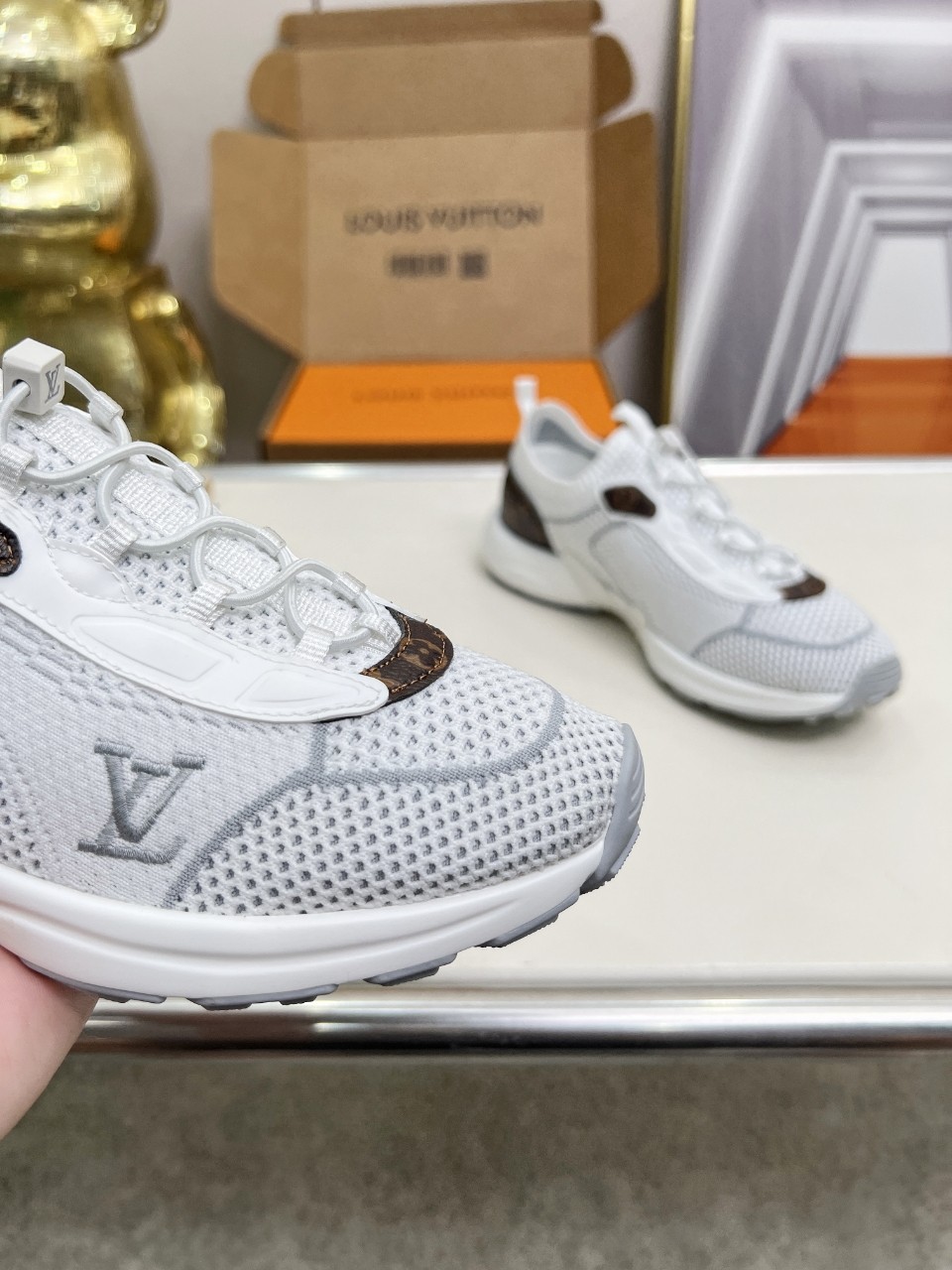 LV 高仿白色運動鞋 經典老花點綴 百搭舒適款｜歐美奢侈品精品推薦