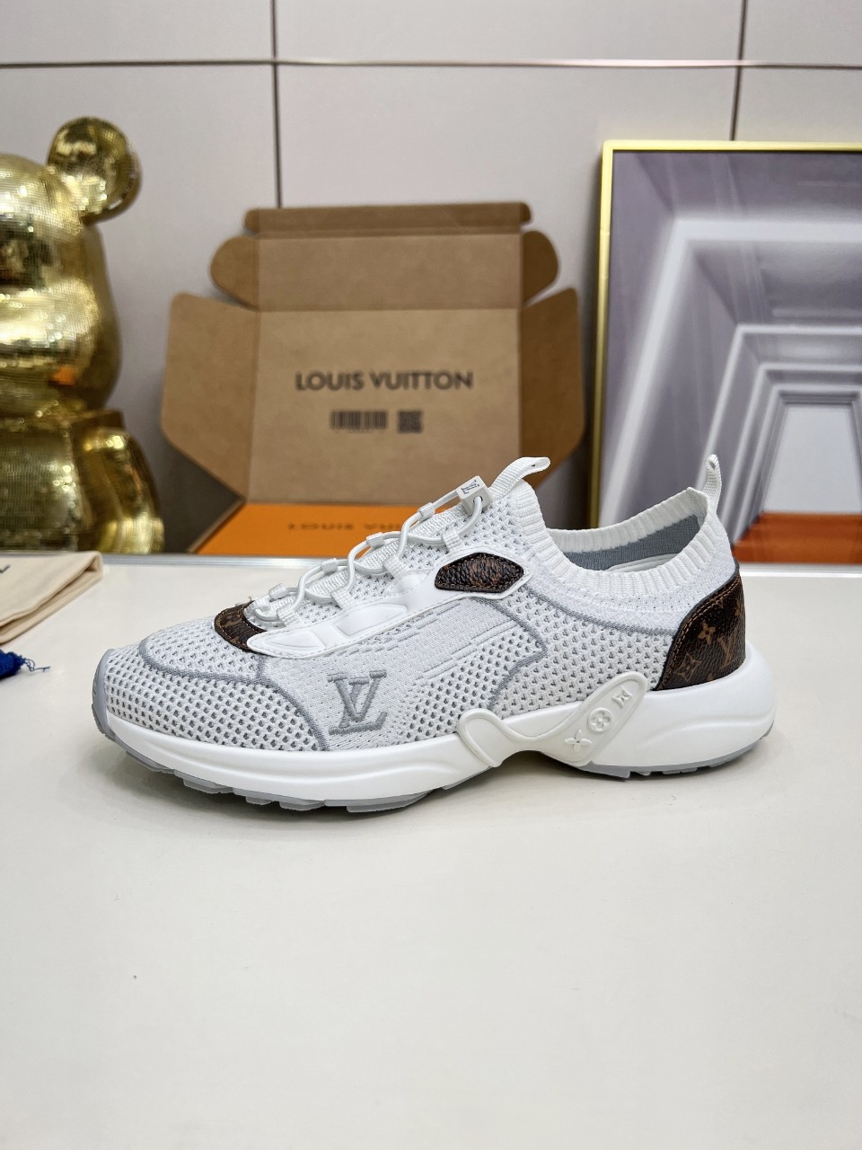 LV 高仿白色運動鞋 經典老花點綴 百搭舒適款｜歐美奢侈品精品推薦