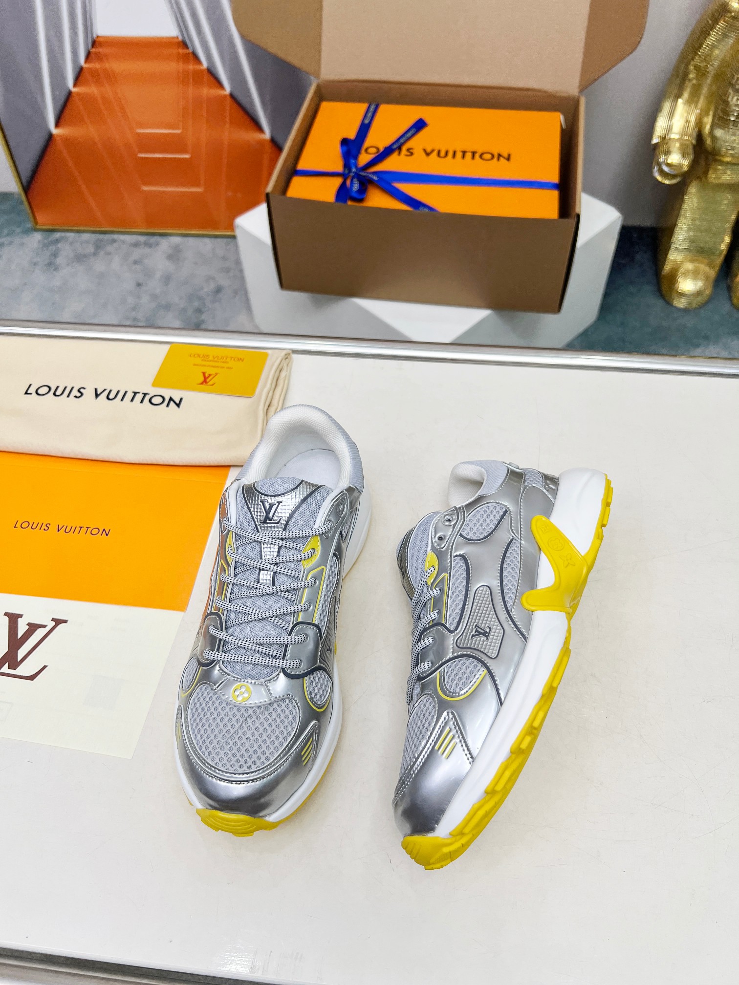 LV 高仿銀灰黃拼接運動鞋 時尚潮流百搭款｜歐美奢侈品精品推薦