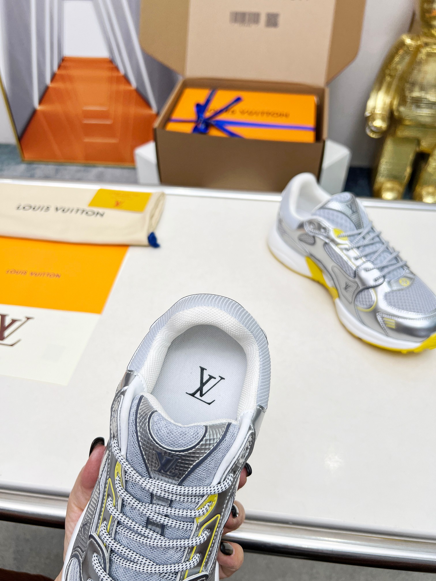 LV 高仿銀灰黃拼接運動鞋 時尚潮流百搭款｜歐美奢侈品精品推薦