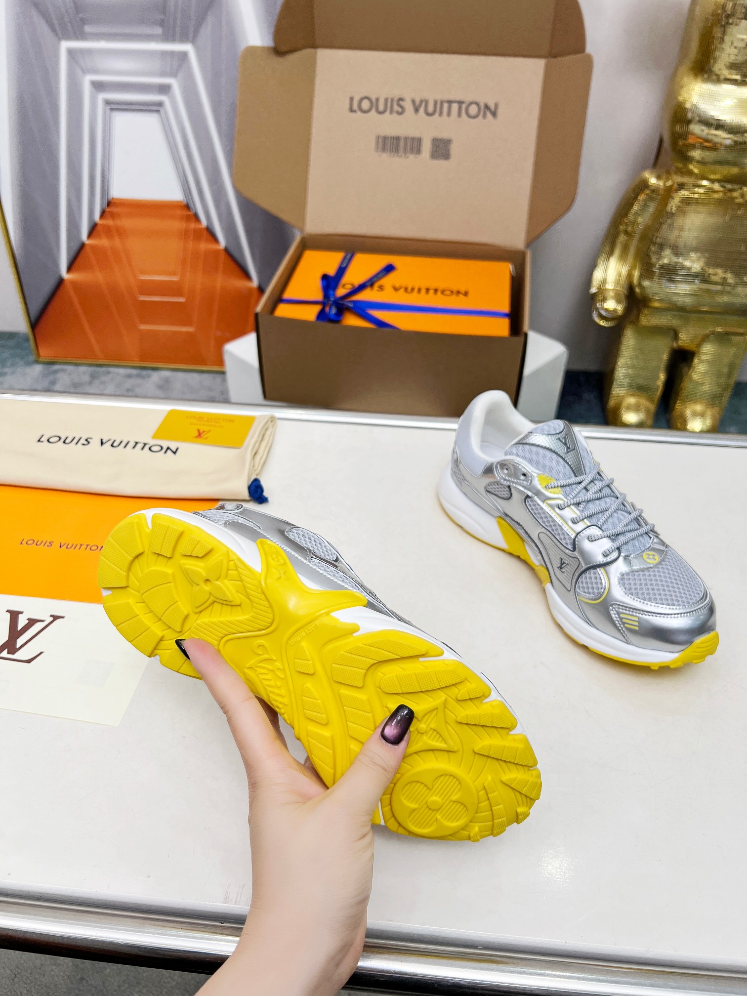 LV 高仿銀灰黃拼接運動鞋 時尚潮流百搭款｜歐美奢侈品精品推薦