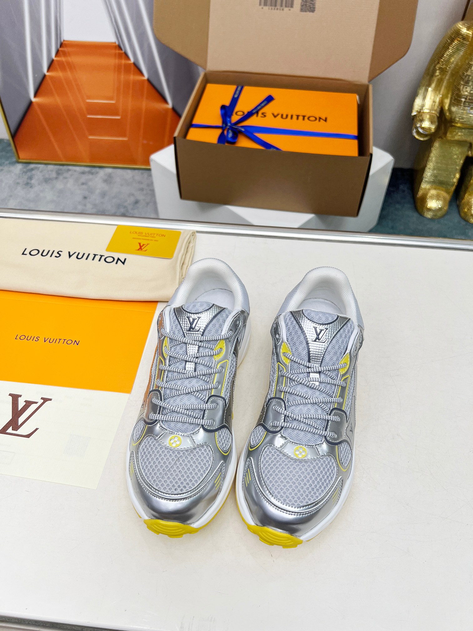 LV 高仿銀灰黃拼接運動鞋 時尚潮流百搭款｜歐美奢侈品精品推薦