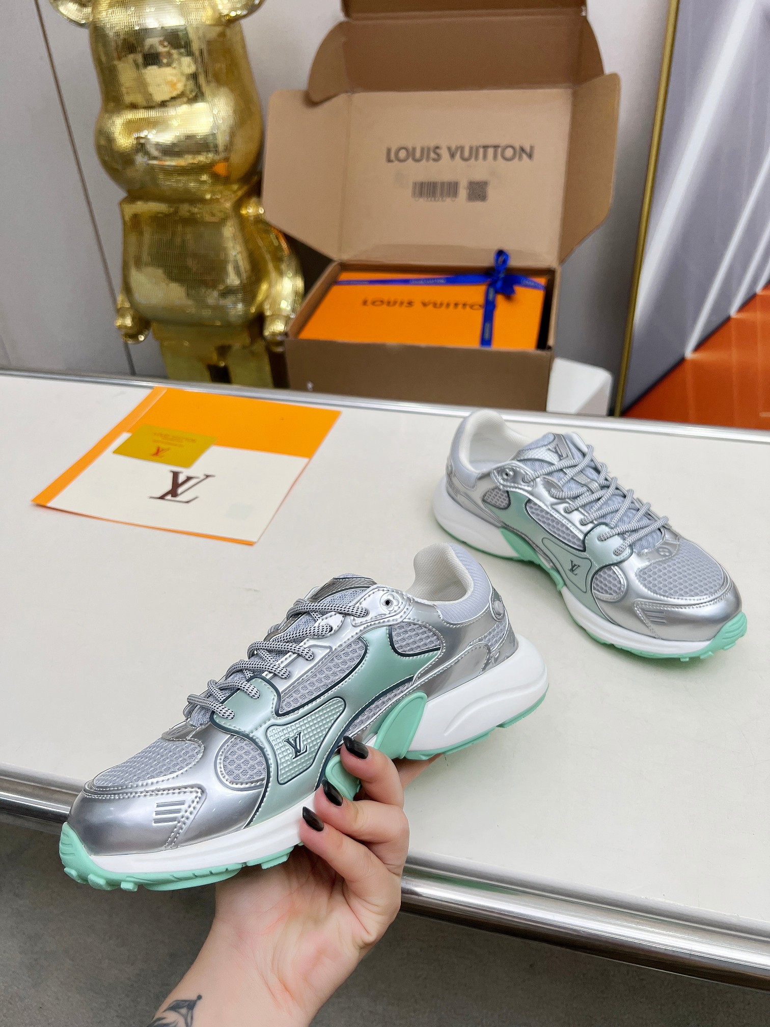 LV A貨銀灰綠拼色運動鞋 清爽活力休閒款｜歐美奢侈品精品推薦