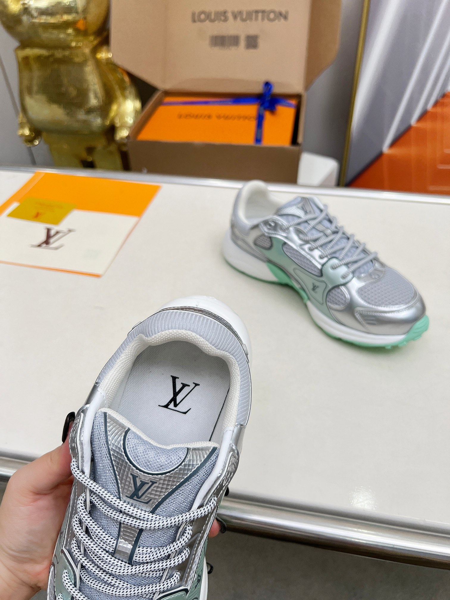 LV A貨銀灰綠拼色運動鞋 清爽活力休閒款｜歐美奢侈品精品推薦
