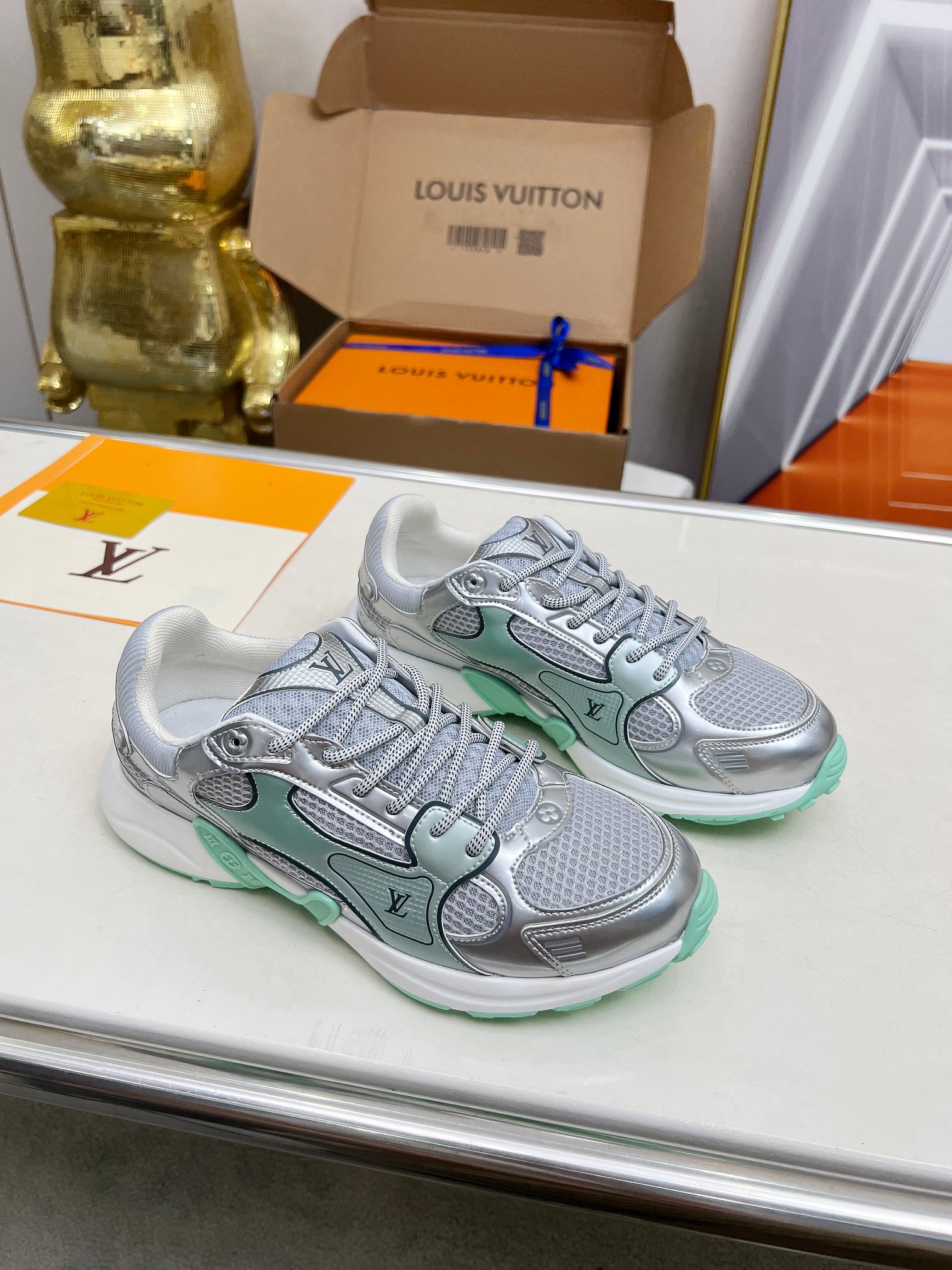 LV A貨銀灰綠拼色運動鞋 清爽活力休閒款｜歐美奢侈品精品推薦