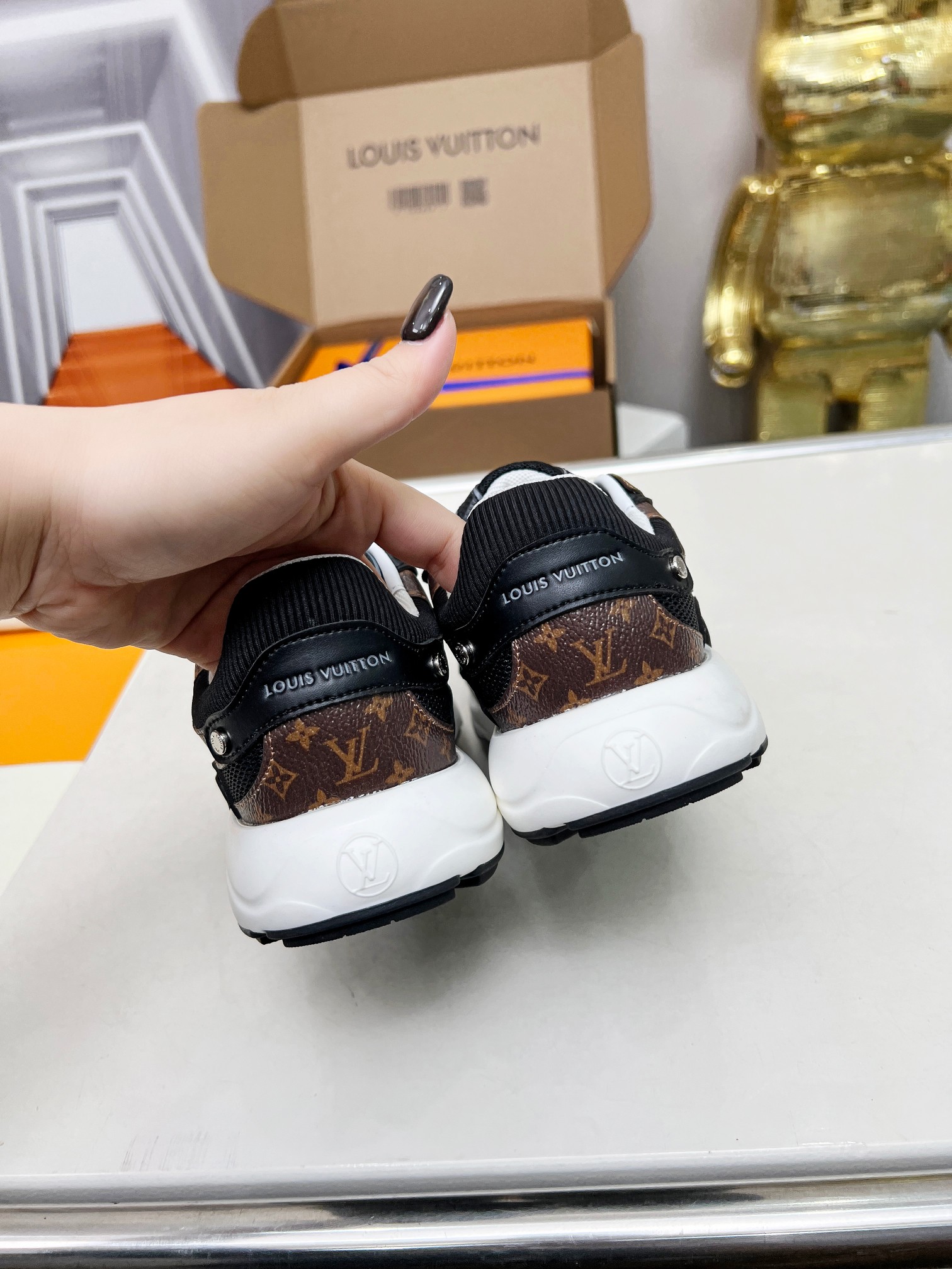 LV 高仿黑棕拼接運動鞋 男士時尚百搭休閒款｜歐美奢侈品精品推薦