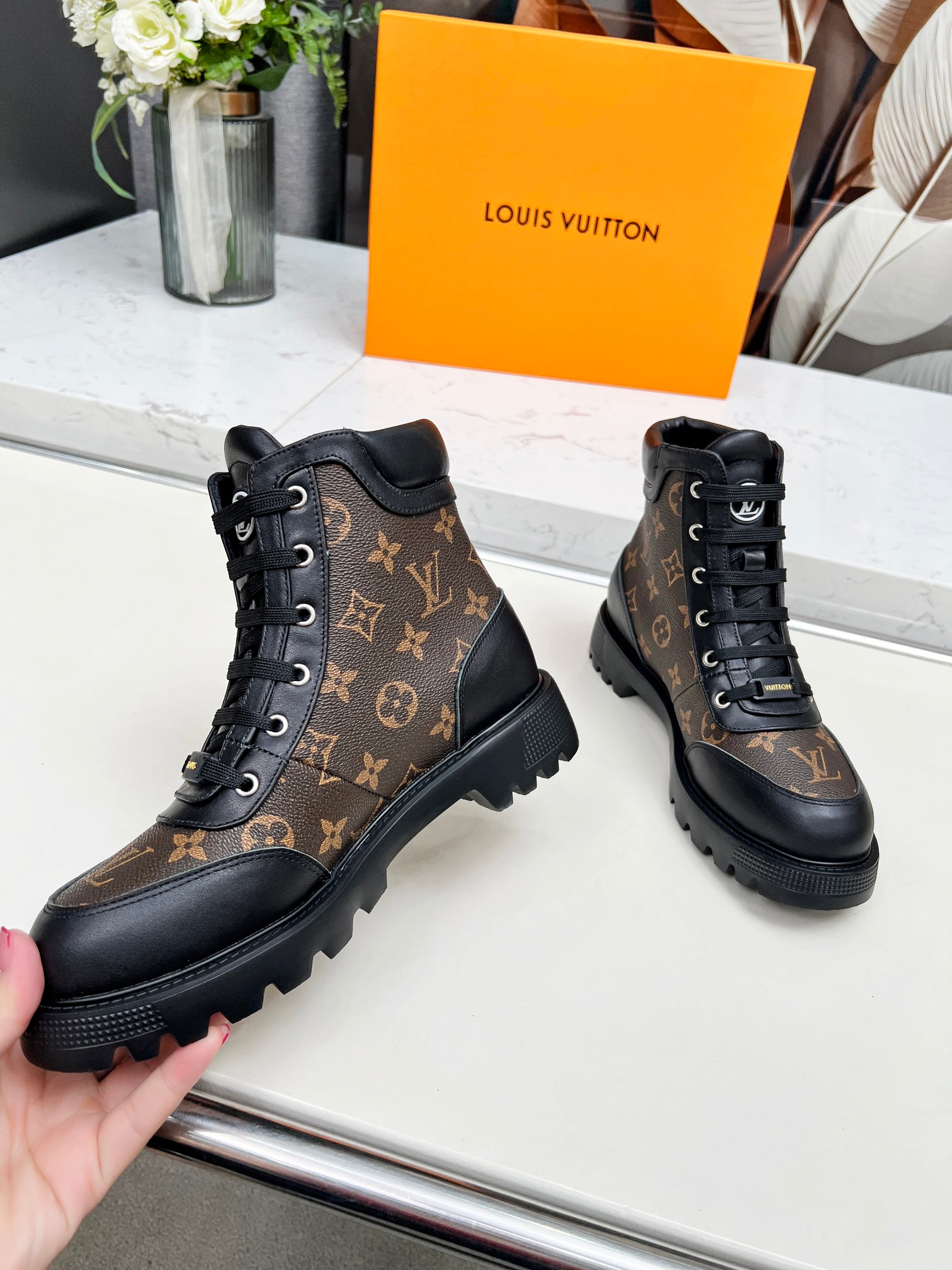 LV 一比一經典花紋高筒靴 女士休閒百搭軍靴風｜歐美奢侈品精品推薦