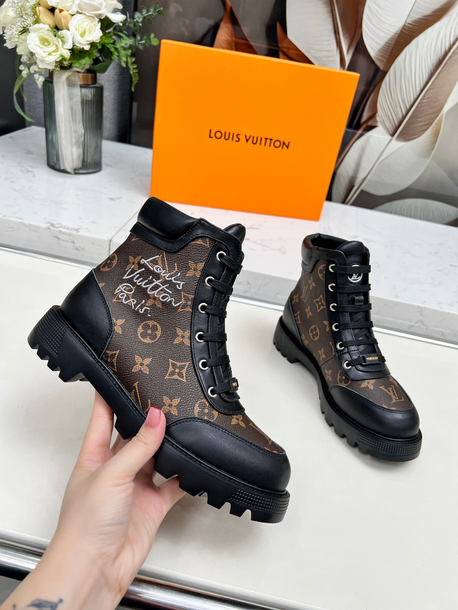 LV 一比一經典花紋高筒靴 女士休閒百搭軍靴風｜歐美奢侈品精品推薦