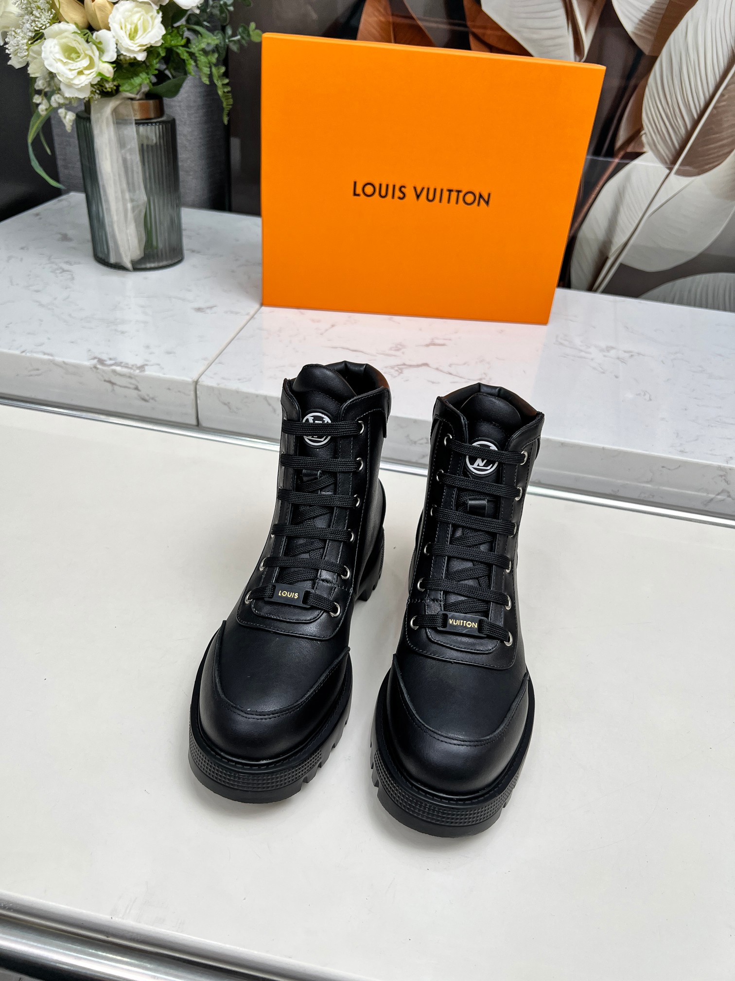 LV 高仿純黑高筒靴 女士軍事風休閒鞋｜歐美奢侈品精品推薦