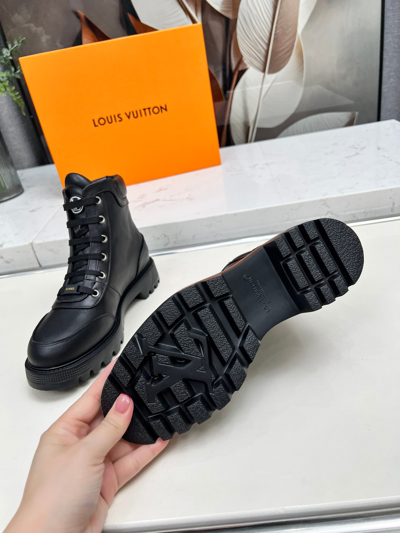 LV 高仿純黑高筒靴 女士軍事風休閒鞋｜歐美奢侈品精品推薦