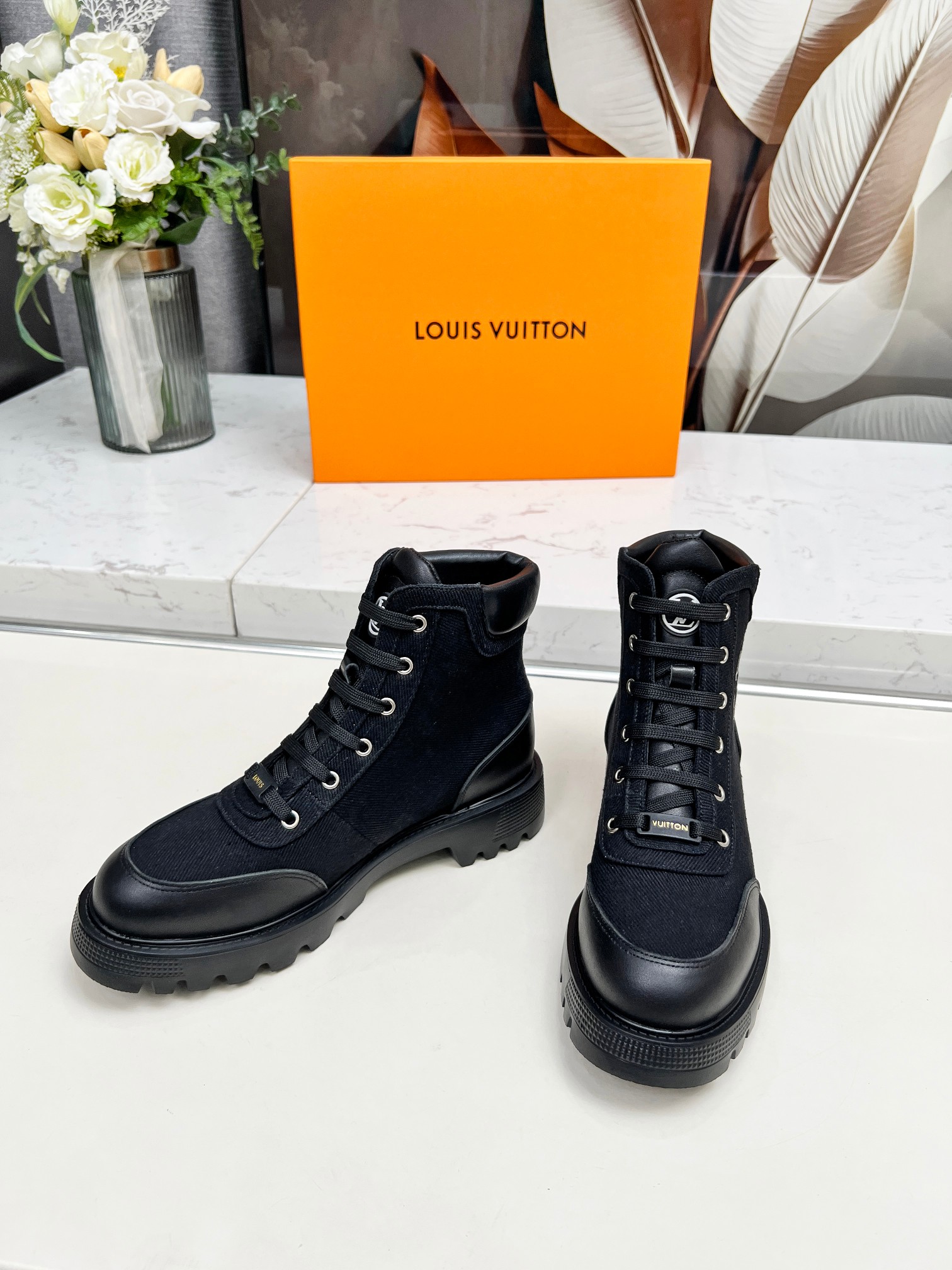 LV 一比一黑色帆布拼皮高筒靴 女士休閒軍靴｜歐美奢侈品精品推薦